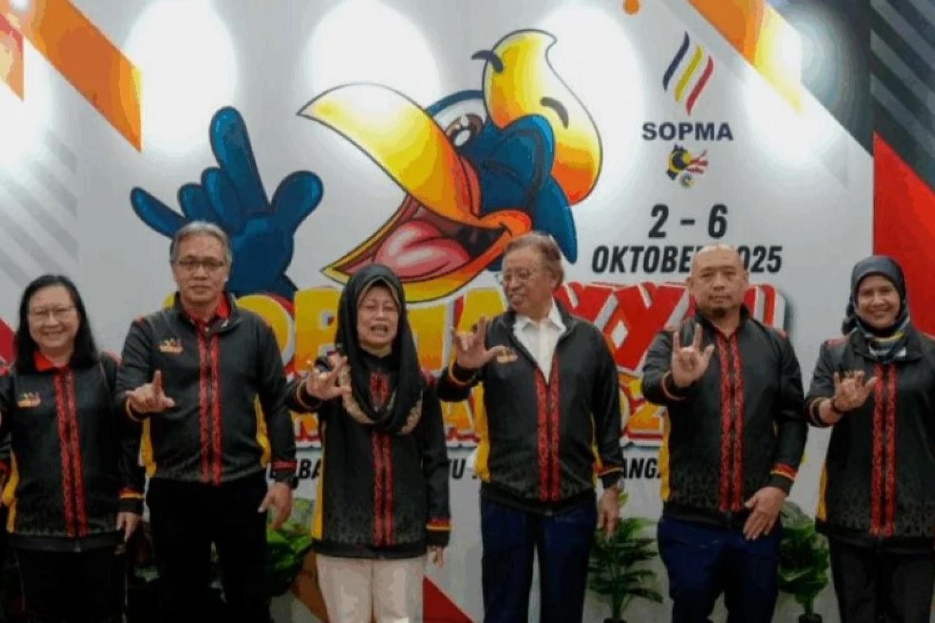 Datuk Patinggi Tan Sri Abang Johari Tun Openg dan Datuk Seri Fatimah Abdullah bersama-sama tetamu yang lain pada Majlis Pembukaan SOPMA.