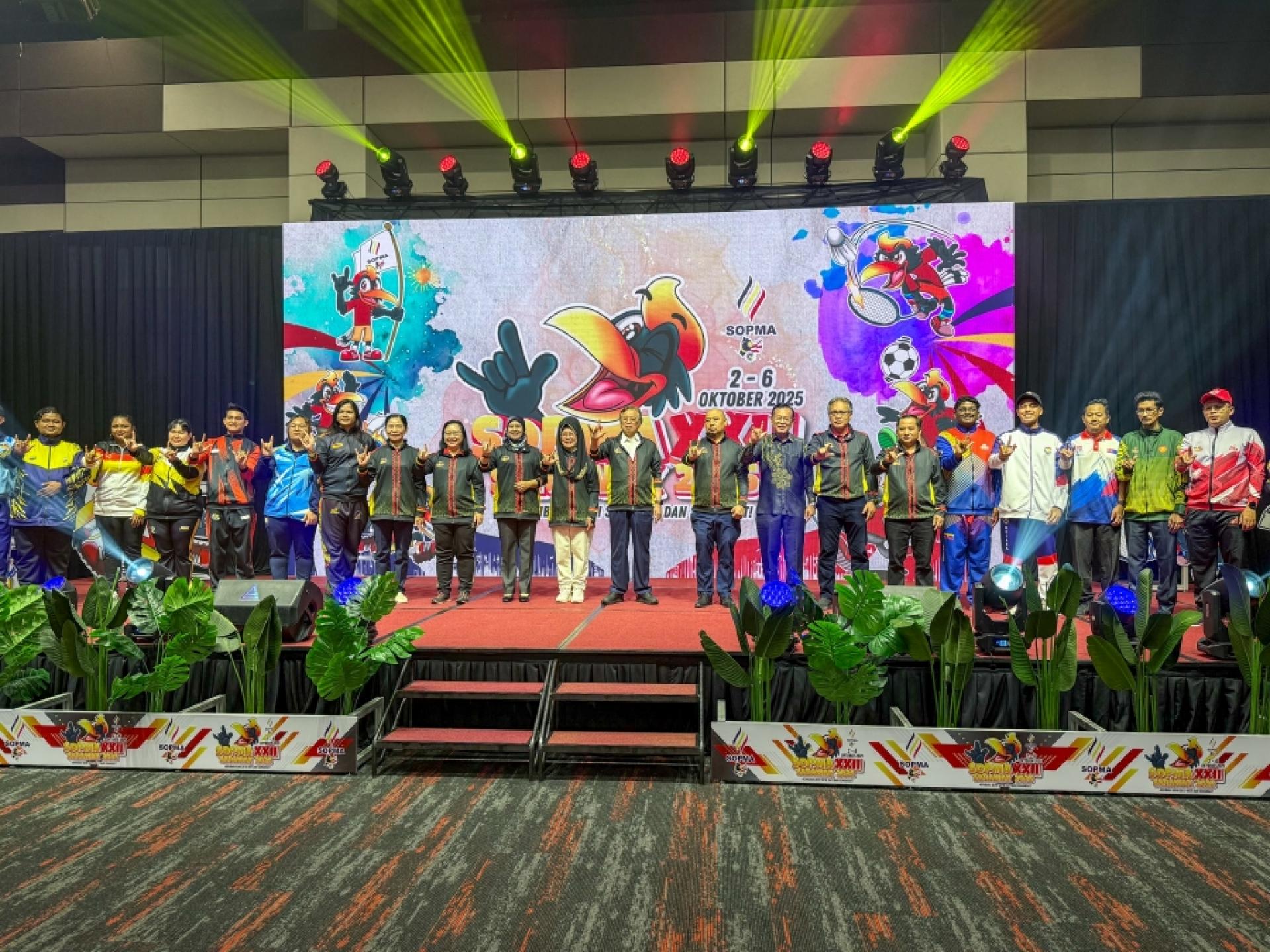 拿督斯里陈赛明（左11）与砂总理阿邦佐哈里（左12）及在场众嘉宾在全国聋哑运动会开幕后合影。
