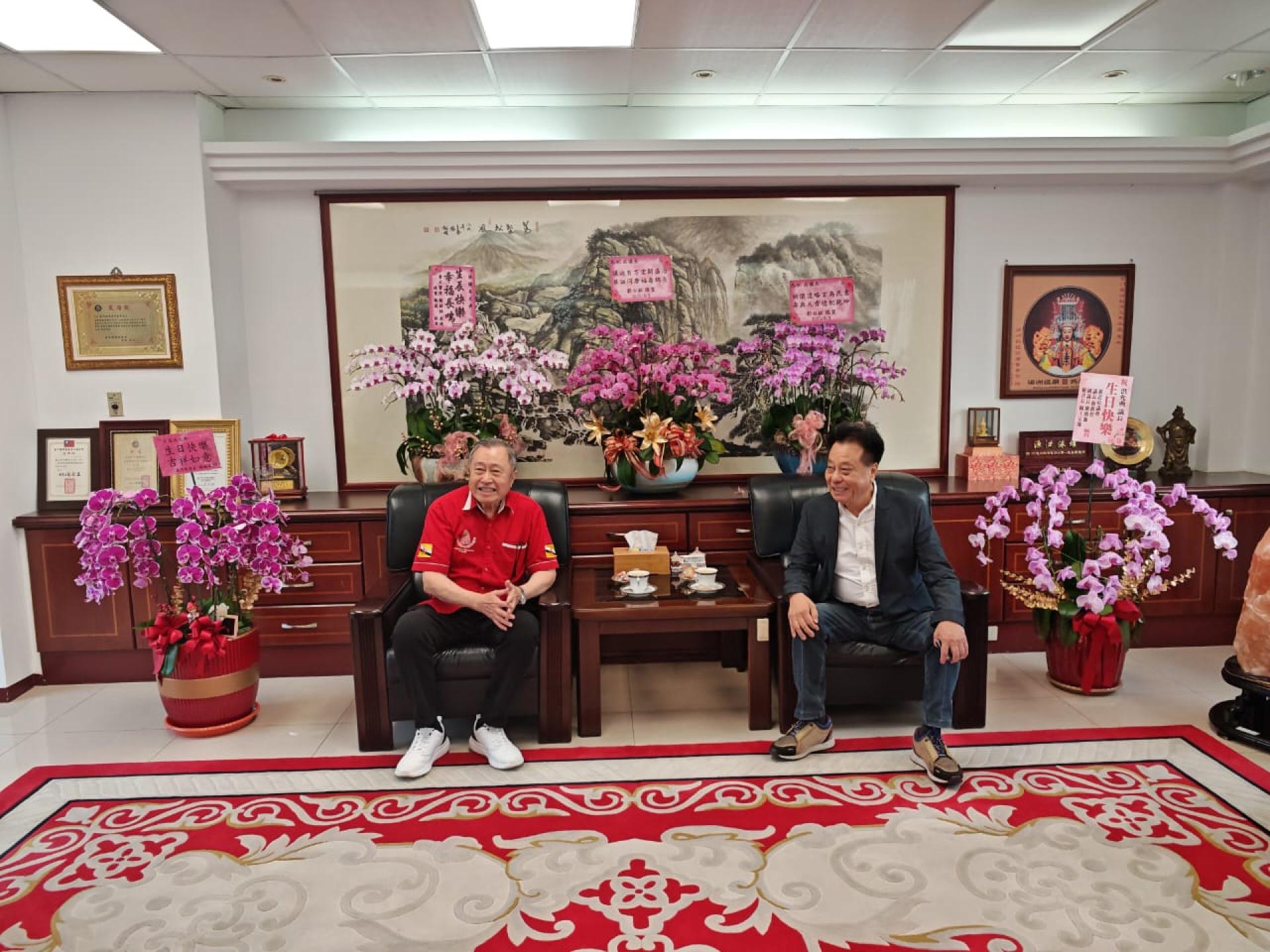 金门县议会议长洪允典与汶莱中华台北旅汶侨民协会会长拿督斯里林长镇进行交流