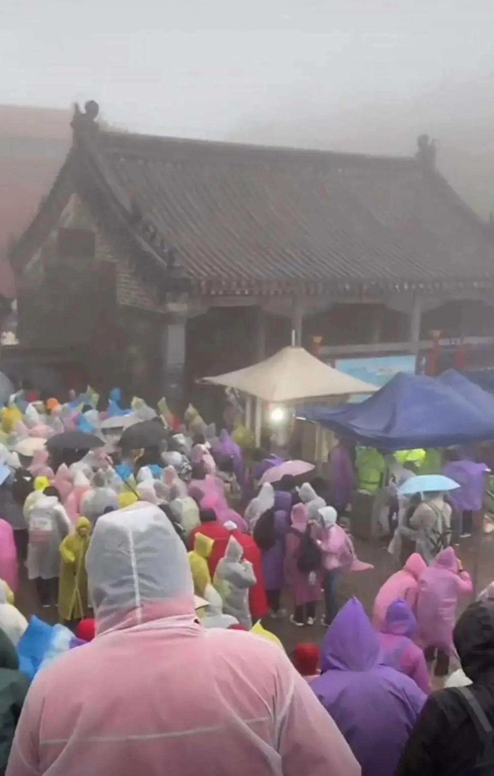 泰山厕所逼爆避风雨旅客。