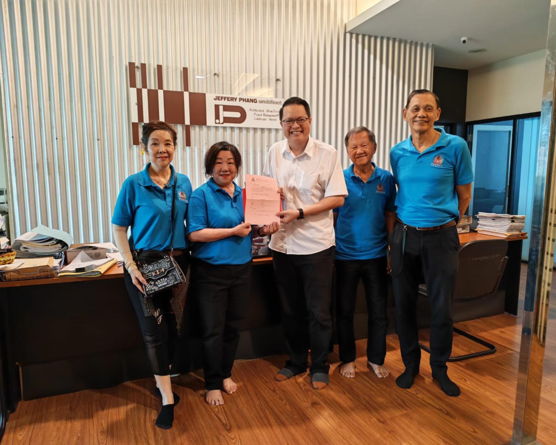筹备会主席许大妹（左2）率领筹备会成员礼貌拜会顾问彭小菶，并邀请出席庆典。