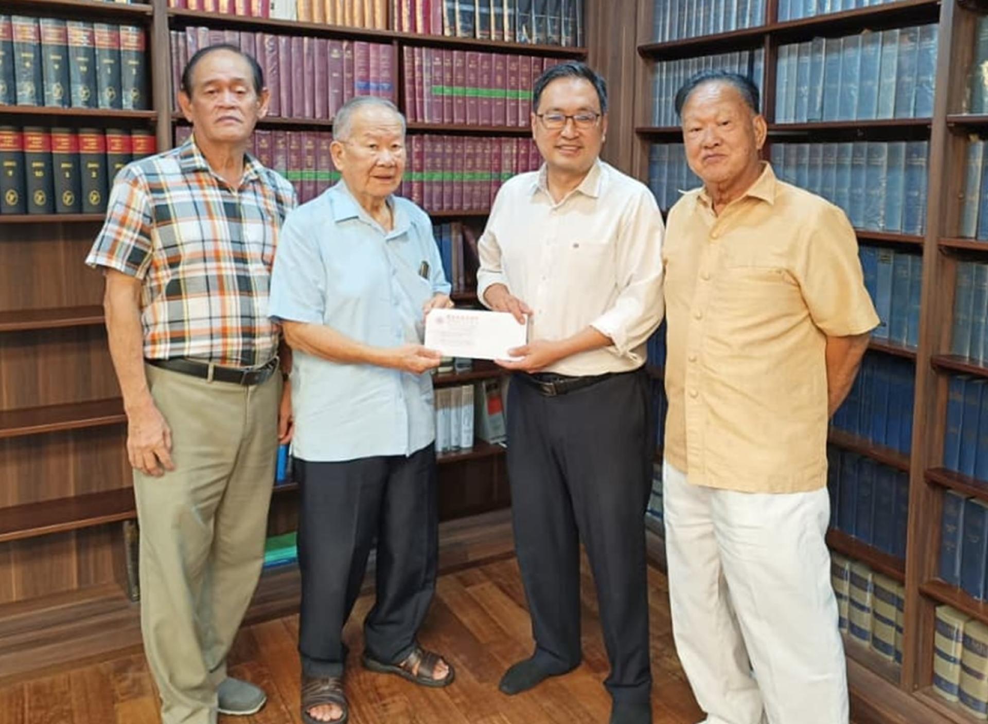 砂拉越云南善堂副主席钟名宝（左2）移交“筹募白米运动”信件给砂行动党实旦宾区国会议员兼浮罗岸区州议员张健仁（右）。左1及右1分别为善堂正娱乐林凤明及善堂副主席郑瑞福。