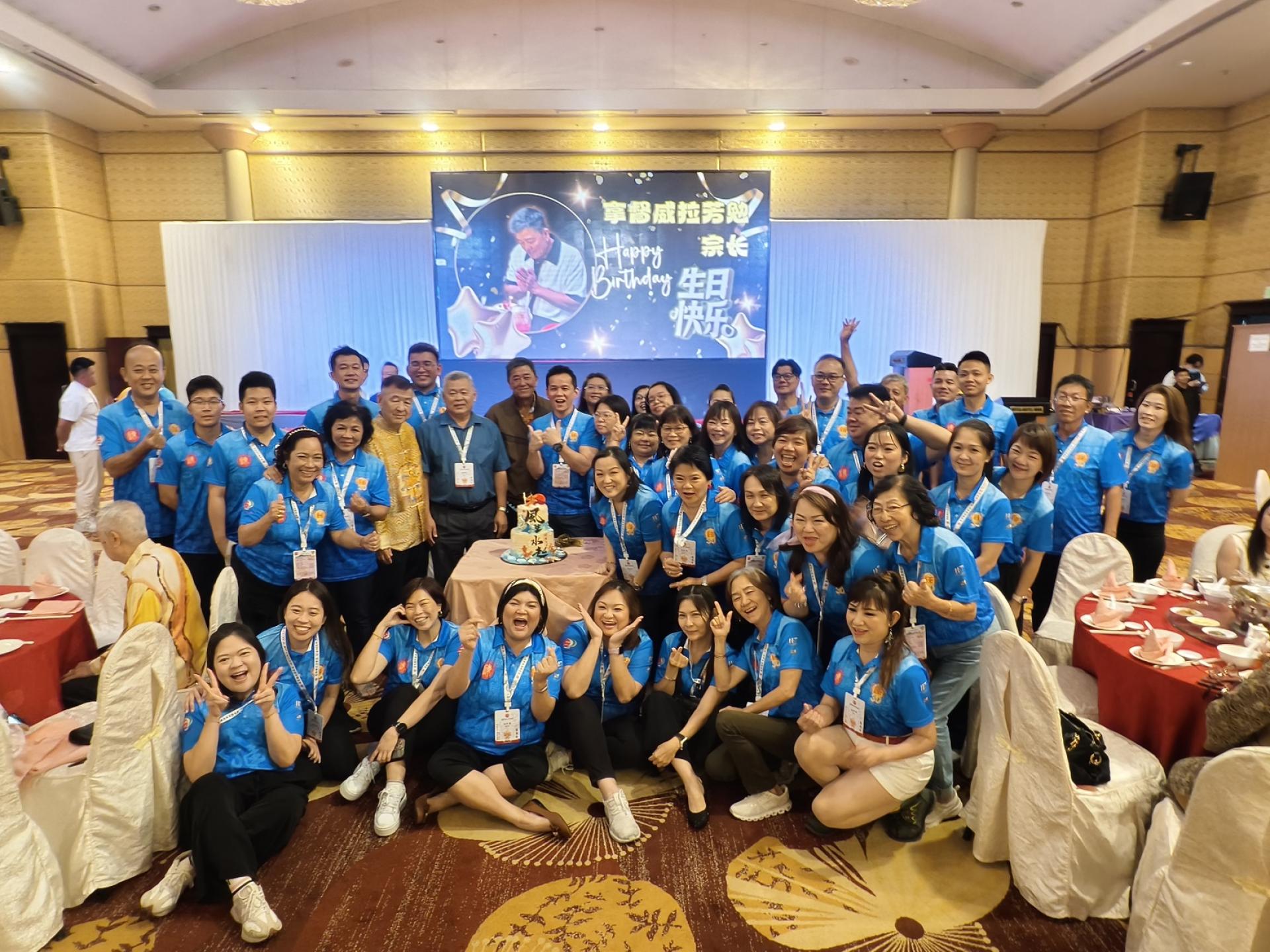 美里陈氏宗亲会于创会30周年庆典欢迎宴上，为拿督威拉陈芳勉庆祝生日时合影。