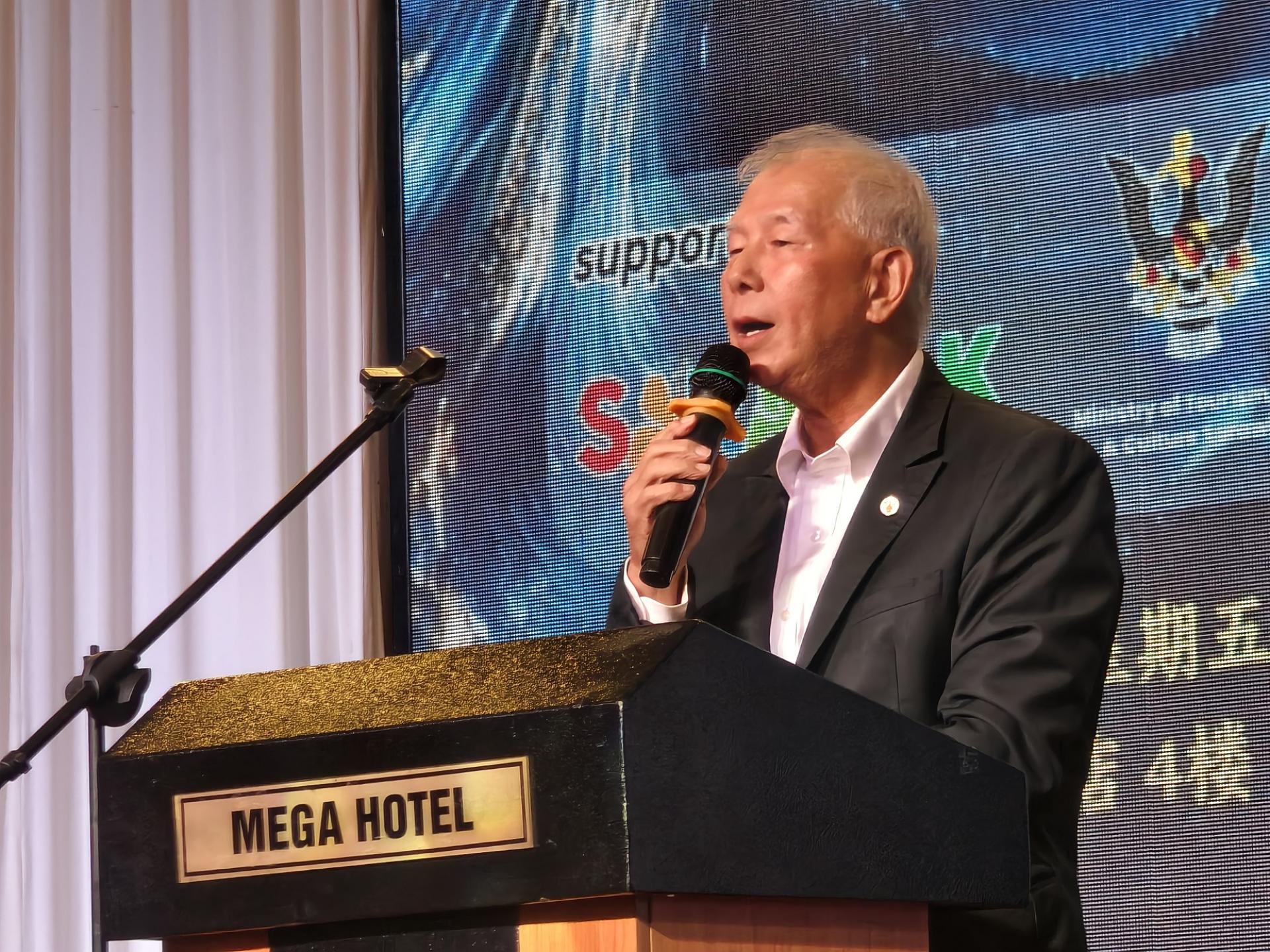 砂旅游部副部长兼美里陈氏宗亲会永久名誉顾问拿督陈超耀致词。