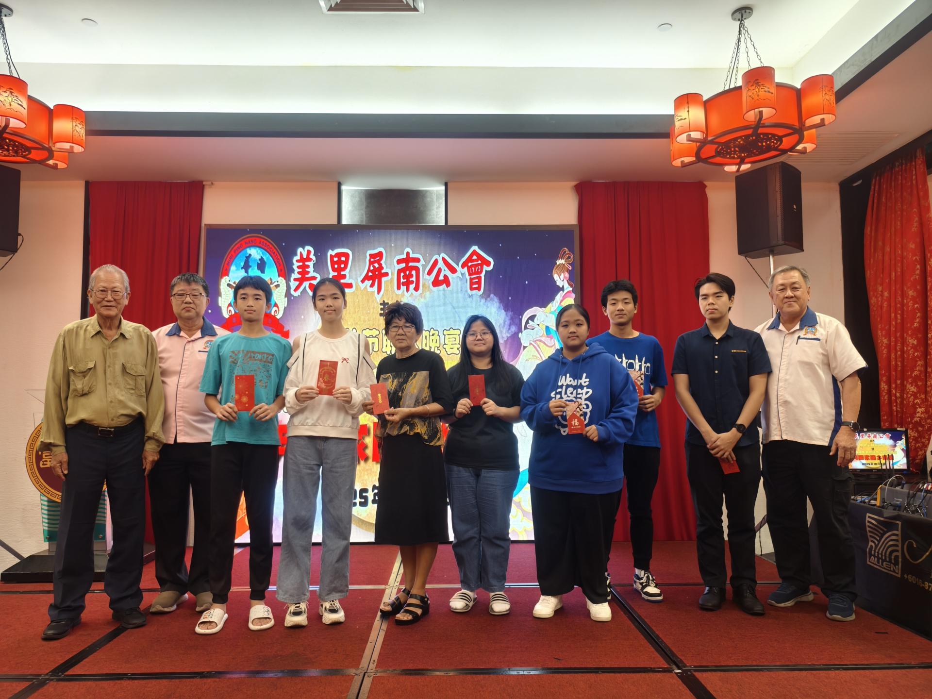 学优奖励金中学组及大学组得奖者合影。左起为顾问徐惠开，教育主任郑新禄及会长陈家兴（右）。