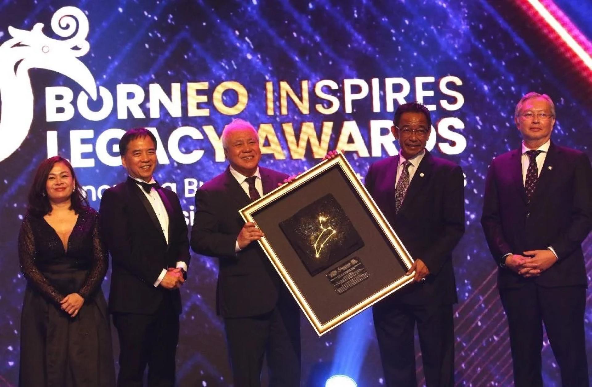KENANGAN… Awang Tengah menerima cenderahati daripada Abdul Karim yang diiringi oleh pihak Borneo Inspires pada Borneo Inspires Legacy Awards 2025 di Pusat Konvensyen Borneo Kuching (BCCK) di sini, hari ini.