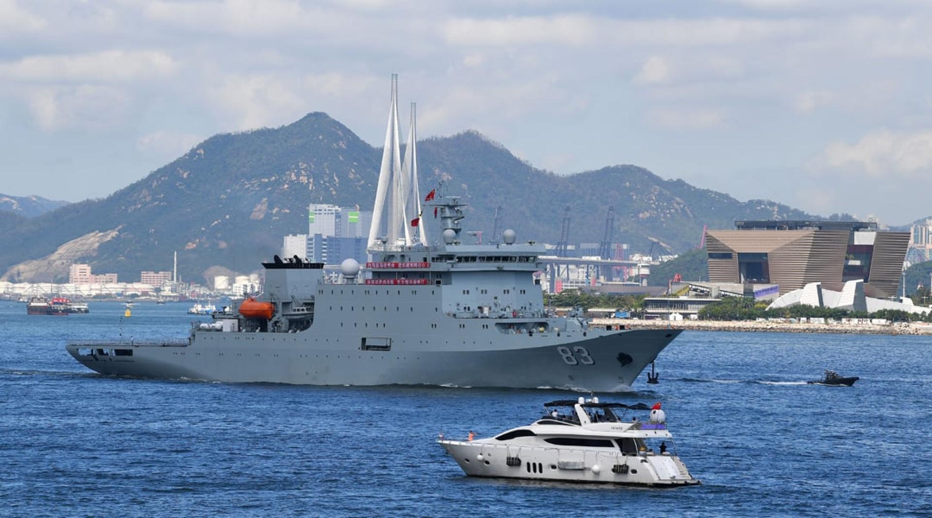 中国海军戚继光舰3日离开香港。（图：新华社）
