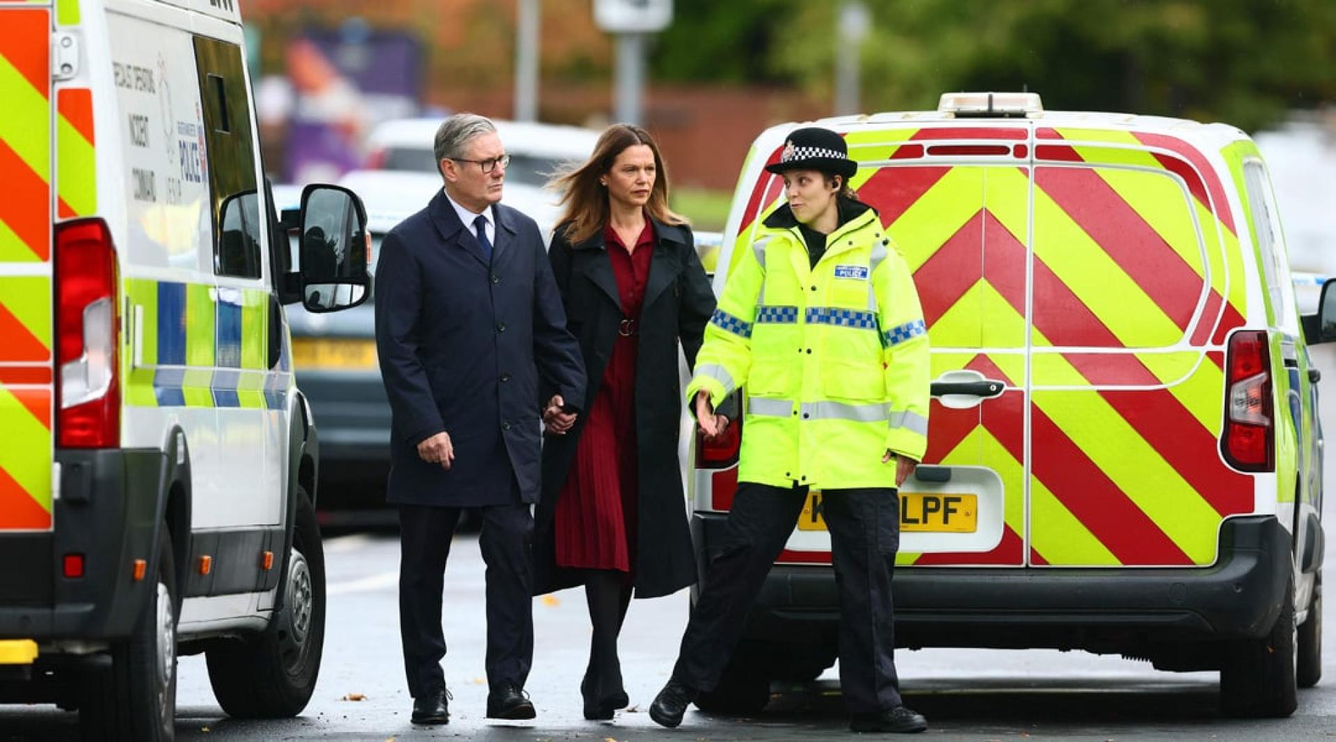 曼彻斯特恐攻案撼动英国社会。图为英国首相斯塔默和妻子视察案发现场。