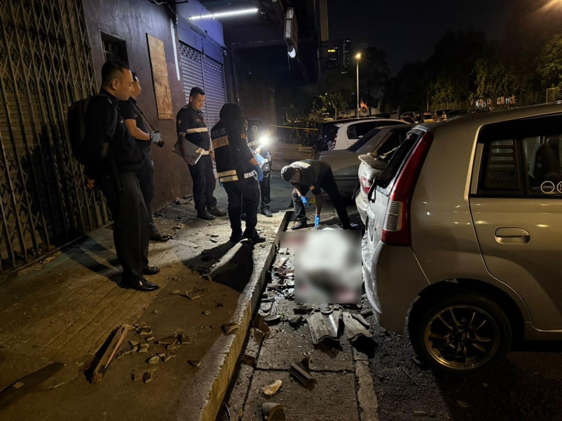 警方到场查案，并用白布遮盖死者遗体。