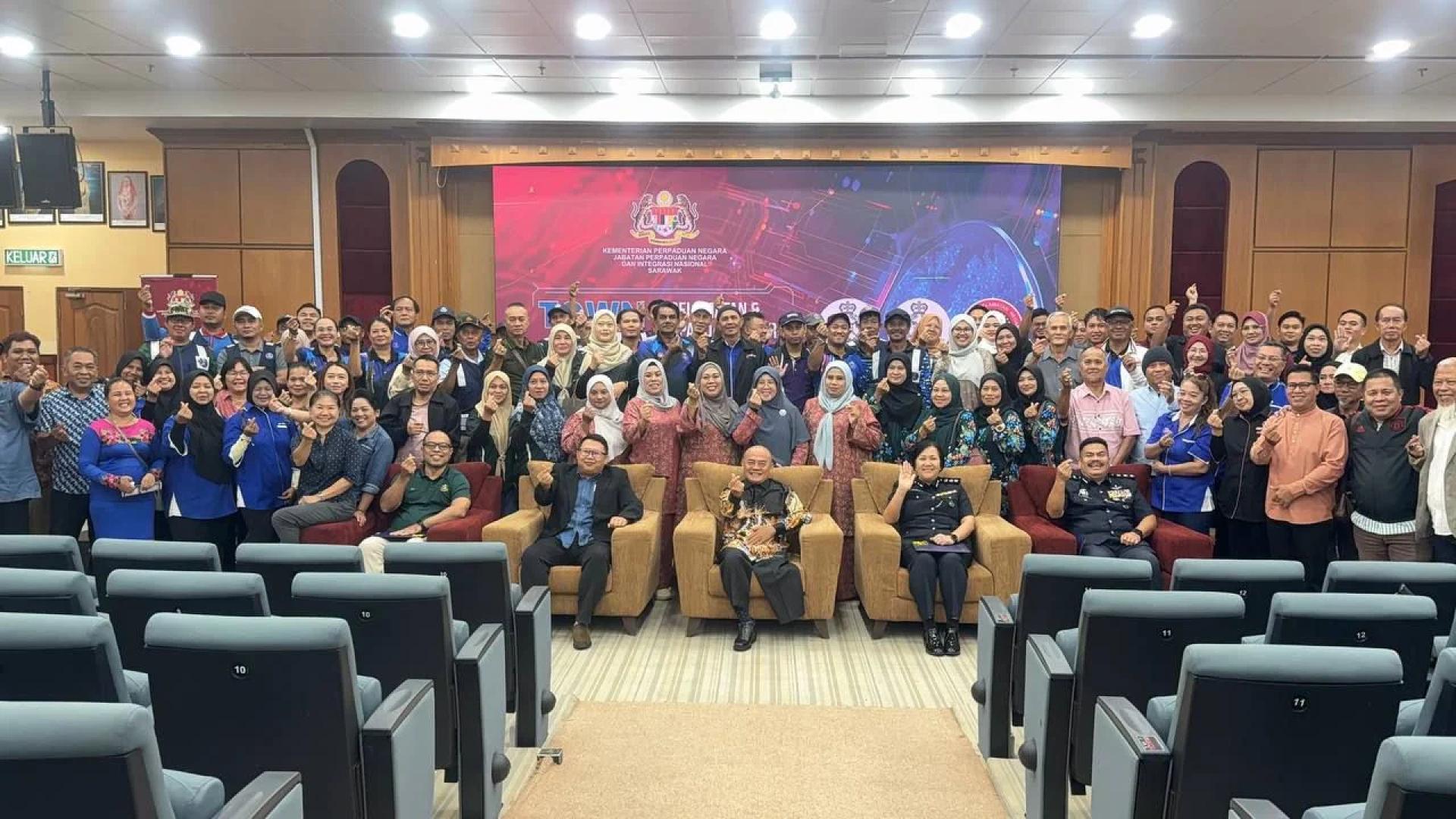 RAKAM KENANGAN… Dirwana bergambar kenangan bersama peserta program.