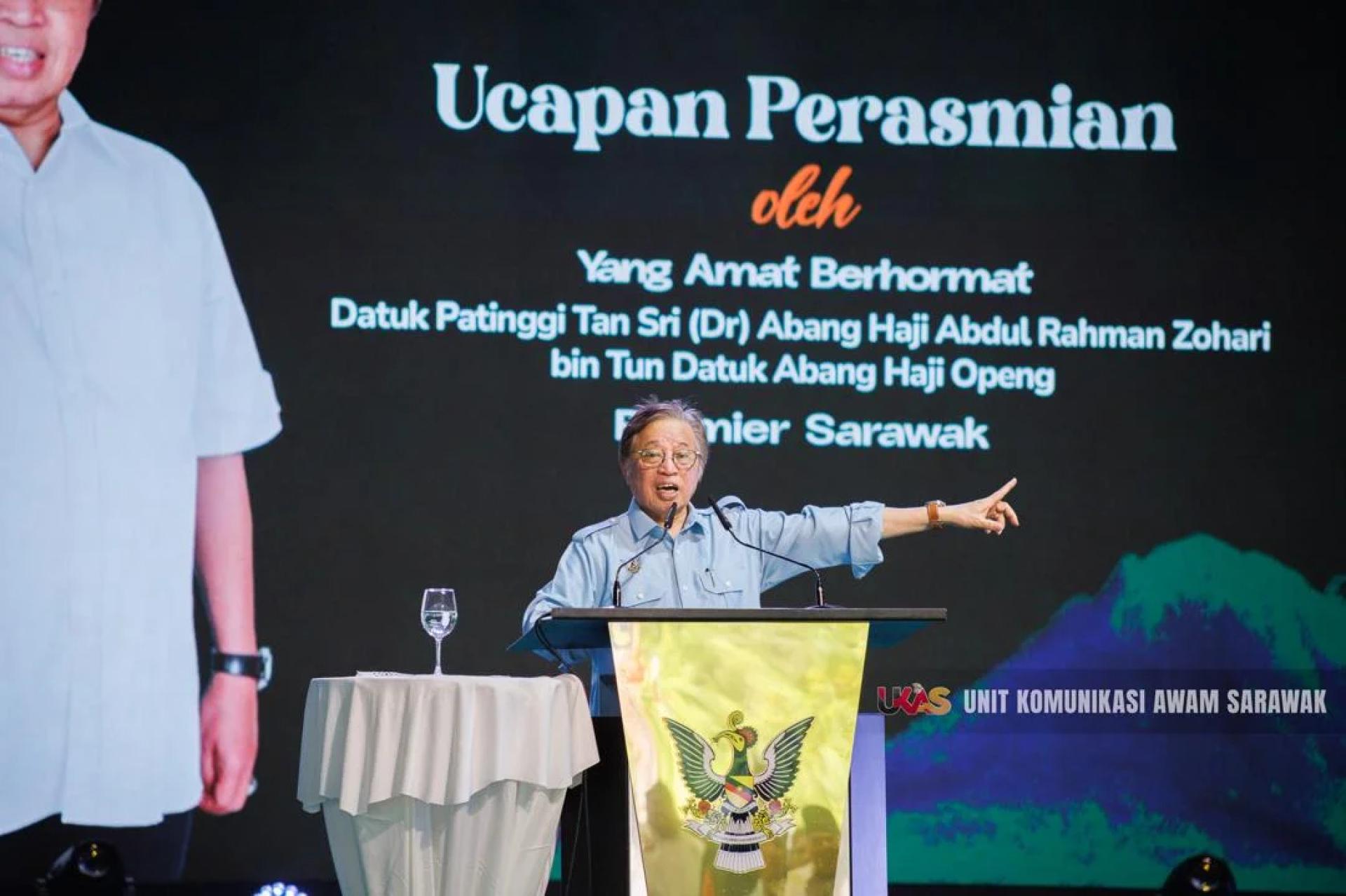 Abang Johari berucap pada Majlis Perasmian Taman Arkeologi Santubong dan Pusat Wallace di Santubong hari ini. F