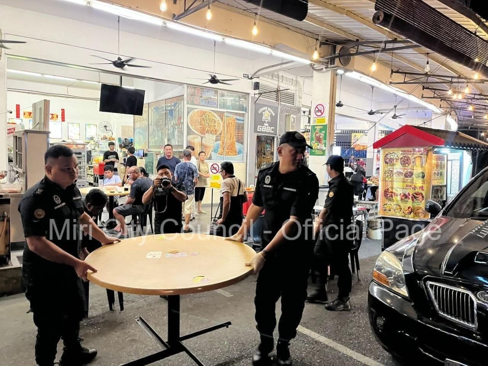 美里市政局近日展开取缔行动，严厉打击商家占用公共空间经营的行为，共有六家位于市中心的食肆被充公多项物品。