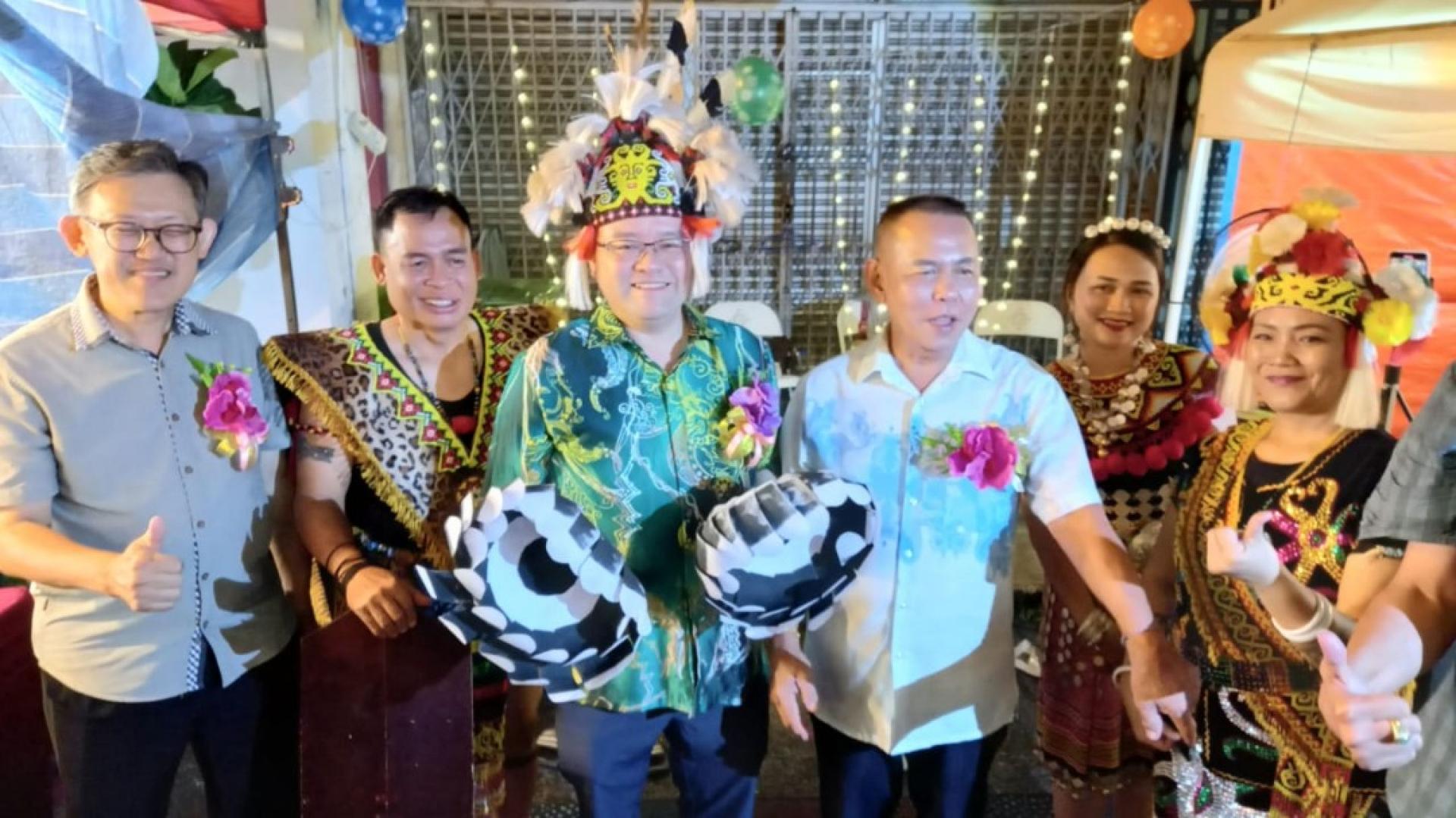 主宾世福执行长拿督斯里刘为强太平局绅的代表甲必丹拿督刘思乐（左3）与达雅民族舞蹈员合影。左4为第22届古晋缤纷文化庆中秋大会会长甲必丹林传政，右是顾问兼北市行政委员薛华东。