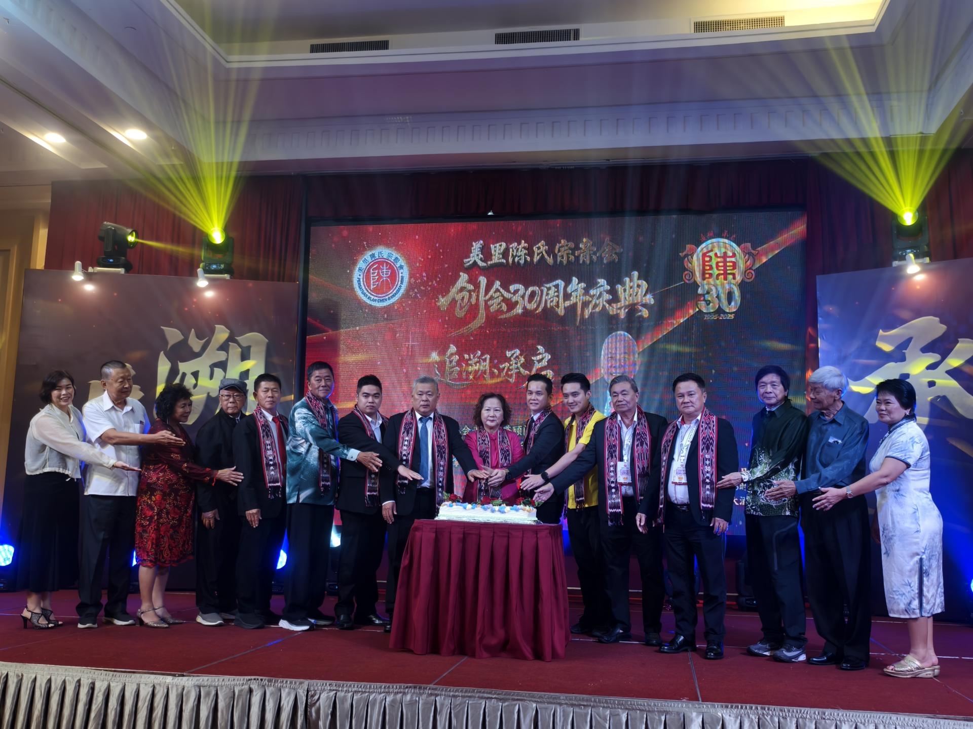 众嘉宾在美里陈氏宗亲会“追溯，承启”创会30周年庆典上进行切蛋糕仪式时摄。左6起为拿督威拉芳勉、美里国会议员赵俊文律师的代表何景源、大会主席陈绍和、主宾拿督陈超耀律师的代表本固鲁方凤金、筹委会主席陈德毅、美里市市长俞小珊的代表许勋扬、拿督斯里陈湘发硕士。