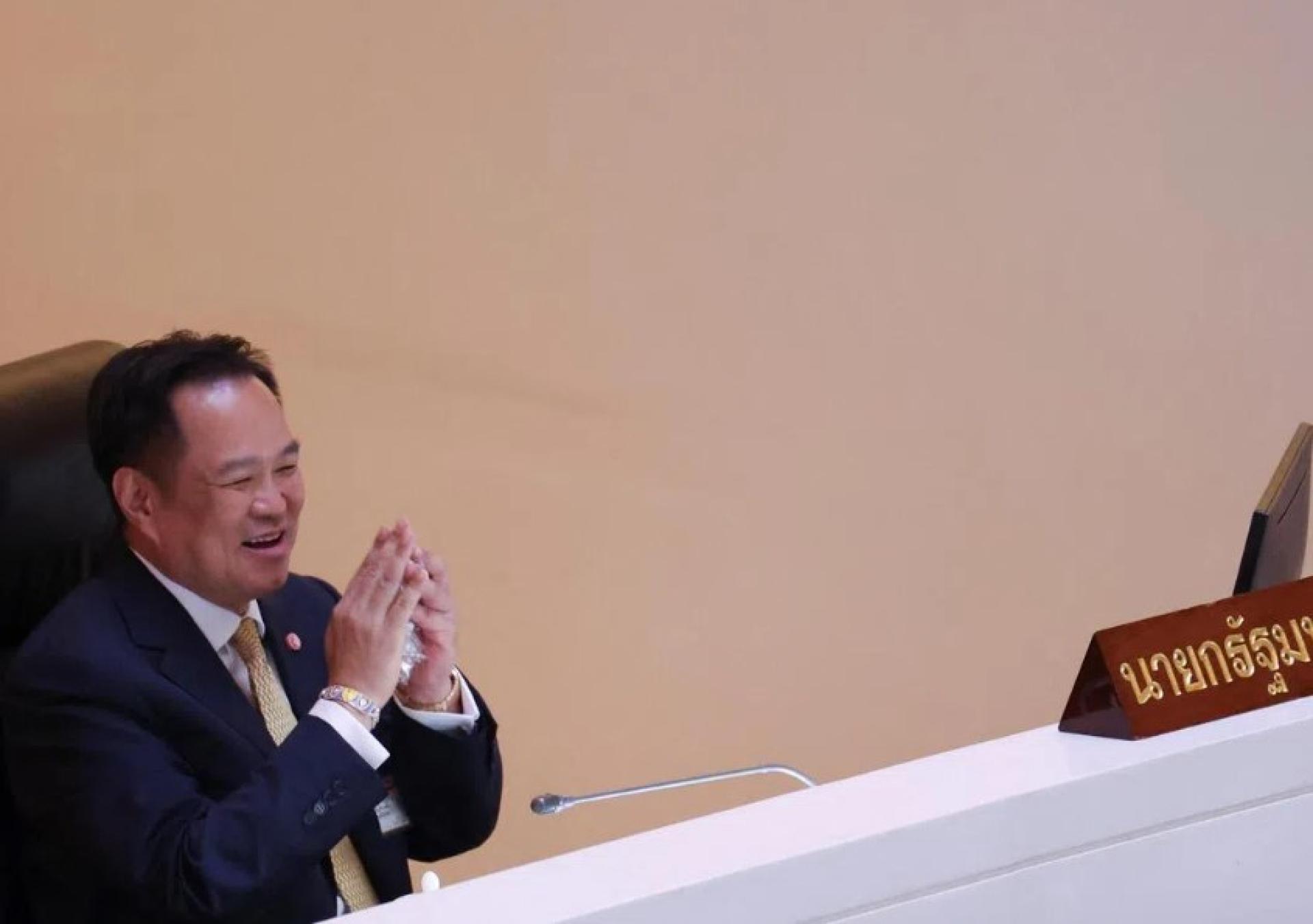 9月29日，泰国首相阿努廷在曼谷国会大厦向议会提交部长会议政策声明。