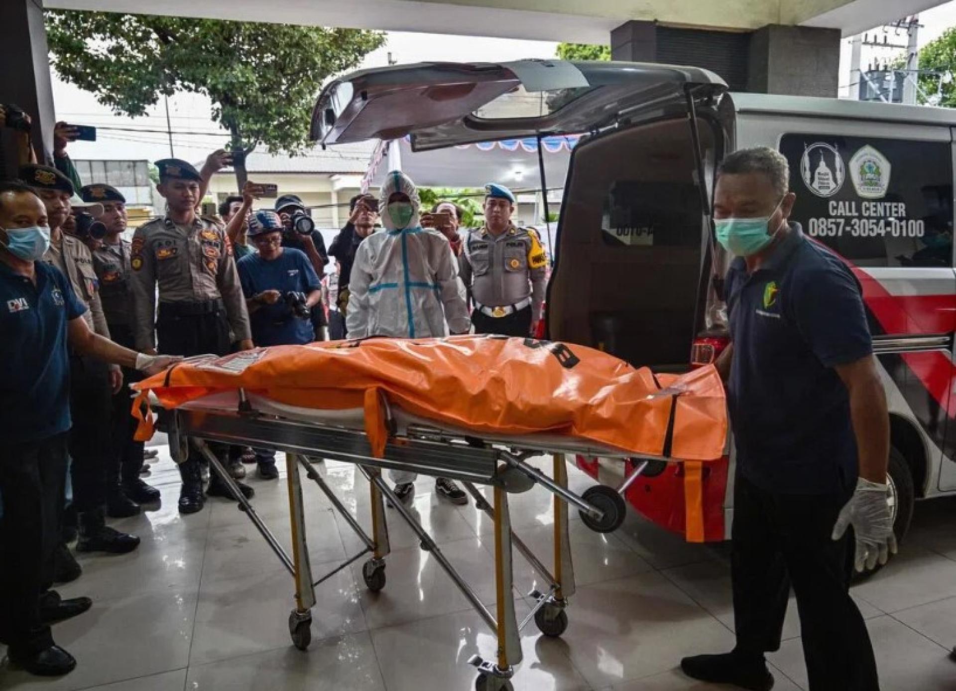 印尼诗都阿佐校舍坍塌事故，救援人员共寻获141人，其中37人确认死亡。