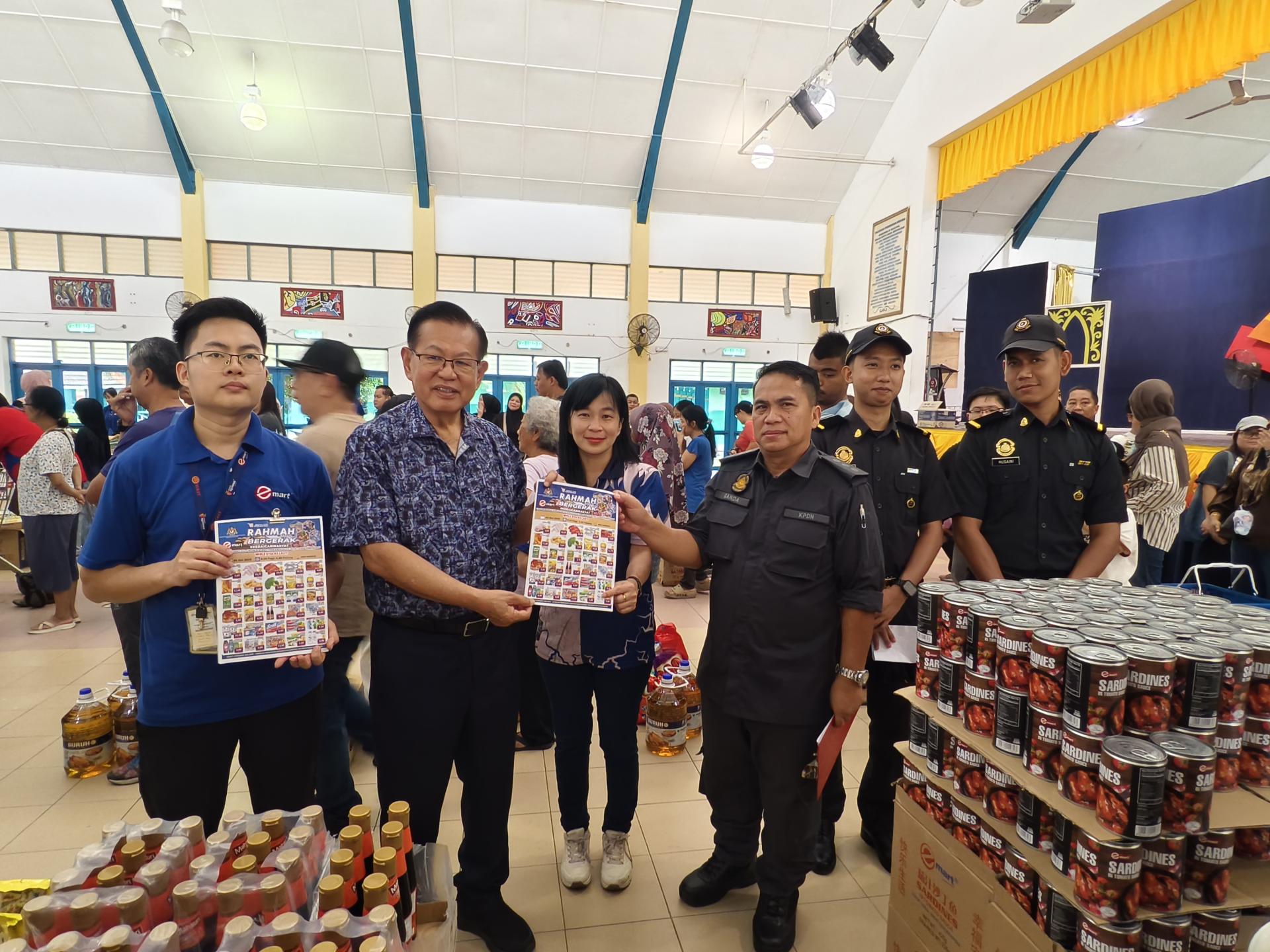 砂拉越交通部长兼史纳汀区州议员拿督斯里李景胜（左2）展示39种日常用品特价销售商品。