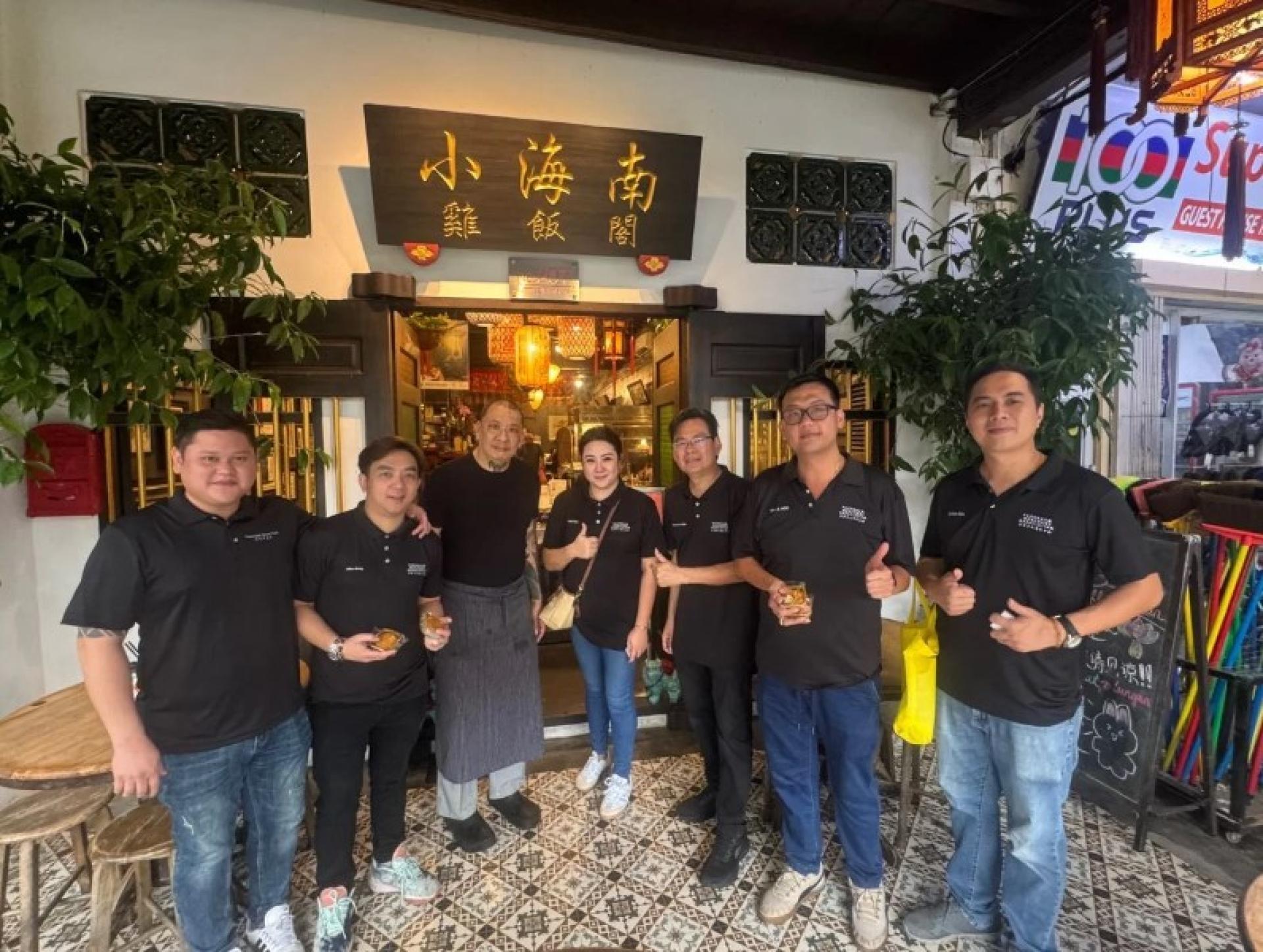 Joey Wee（中）与浮罗岸商家公会成员合影。