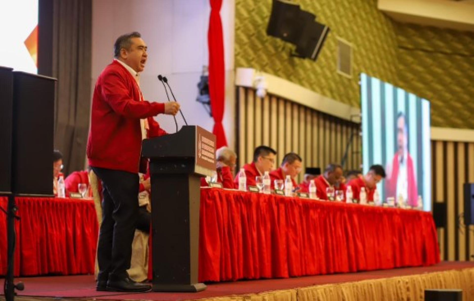 陆兆福出席霹雳州民主行动党第23届常年代表大会时发表演讲。