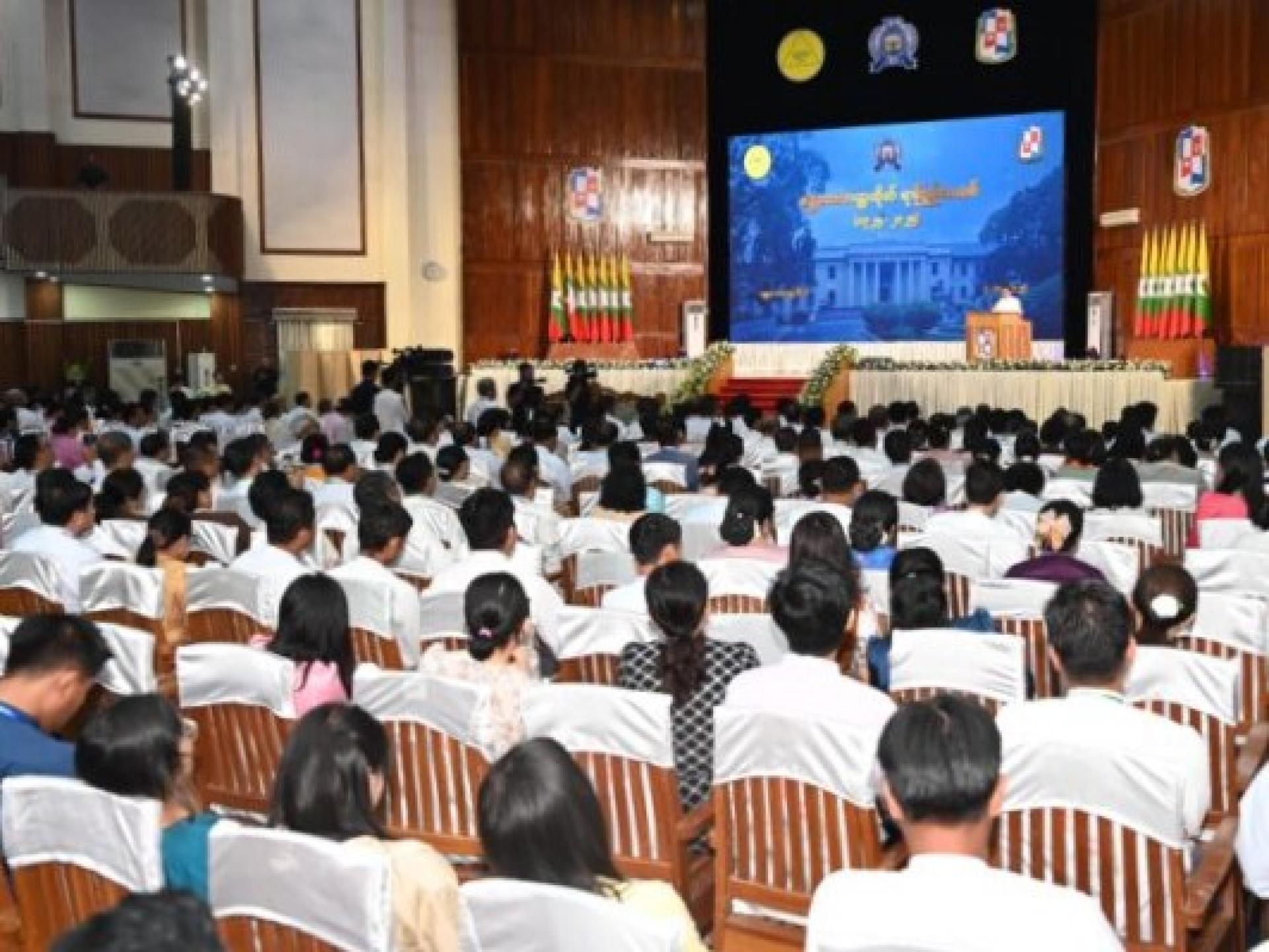 缅甸代总统兼国家安全与和平委员会主席敏昂莱上将在昨日于曼德勒大学举行的百年校庆开幕典礼上发表讲话。