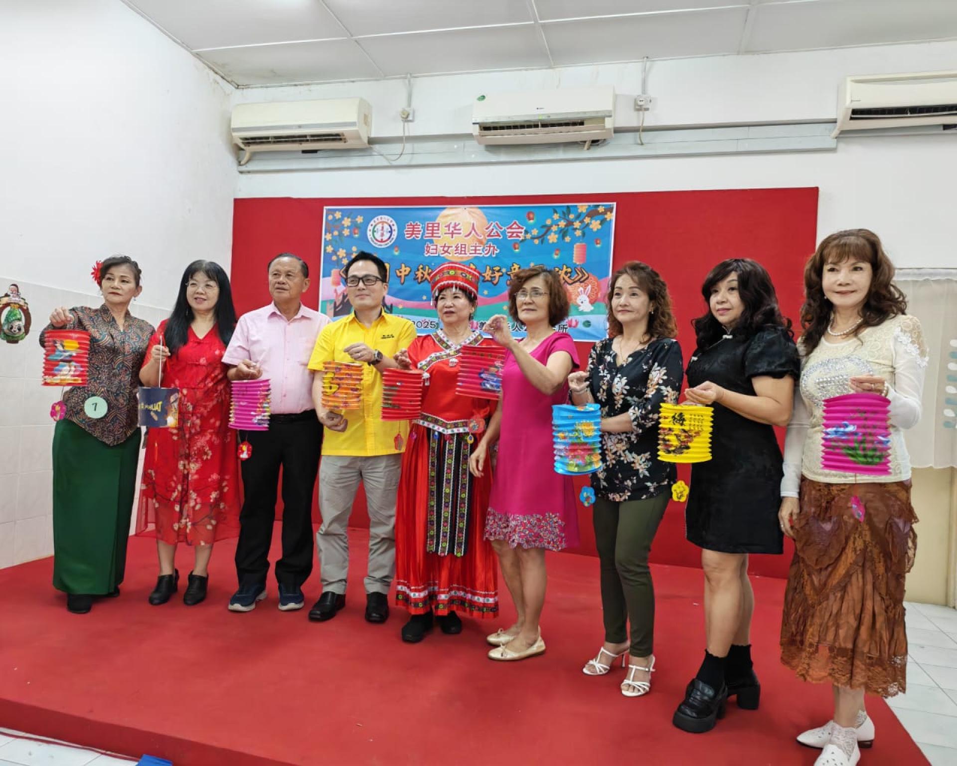 美里华人公会妇女组《月圆中秋夜，花好意更浓》中秋晚会” 开幕仪式。左2起为妇女组主任詹有珊、署理会长兼妇女组顾顧问甲必丹严学忠、主宾美里市长俞小珊的代表张嵻洺，以及筹备会主席郑翠妃。