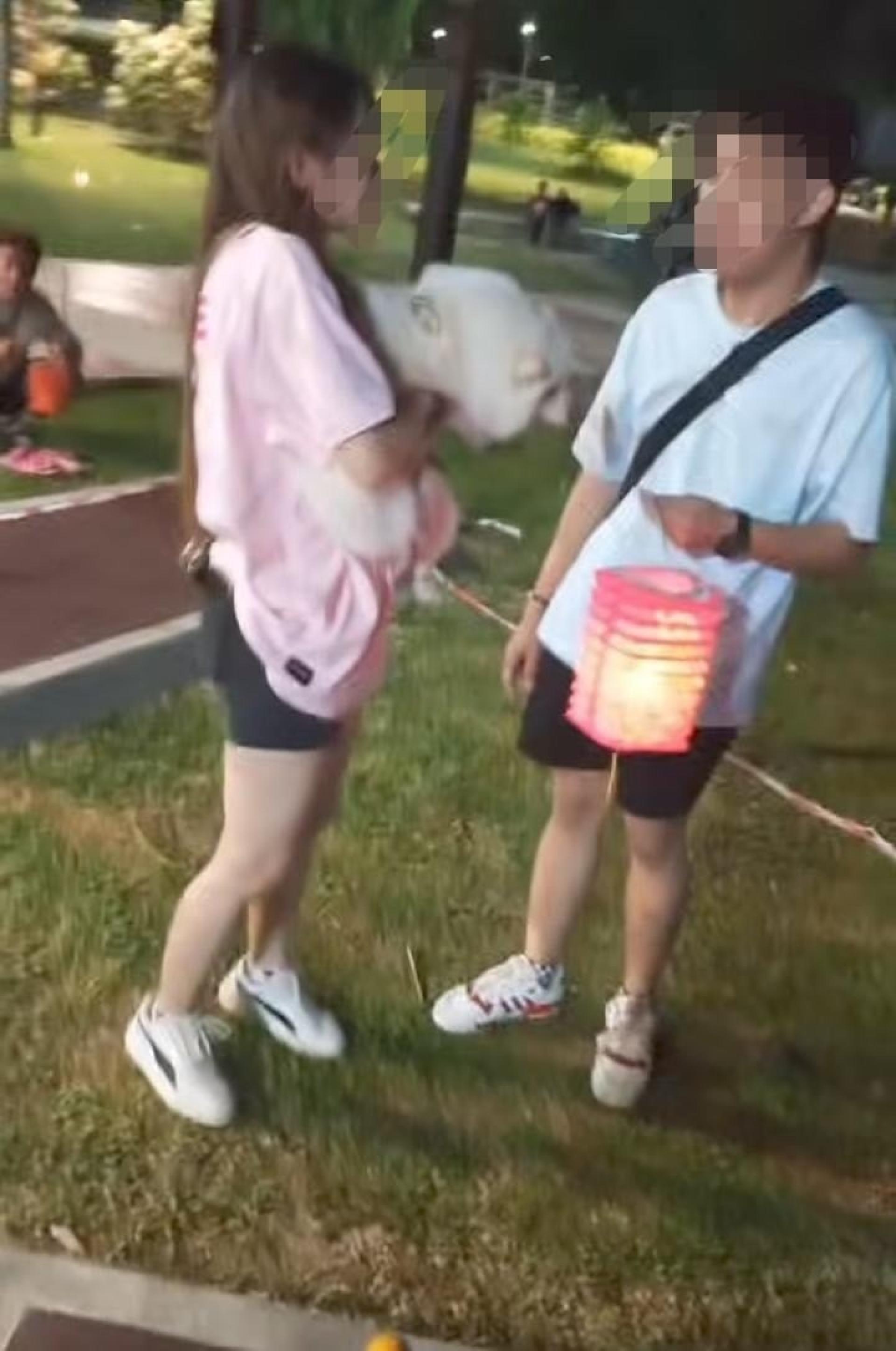 这对男女周日晚带着宠物犬进入银禧公园，惟在遭遇责问后，立刻带着宠物离开公园。