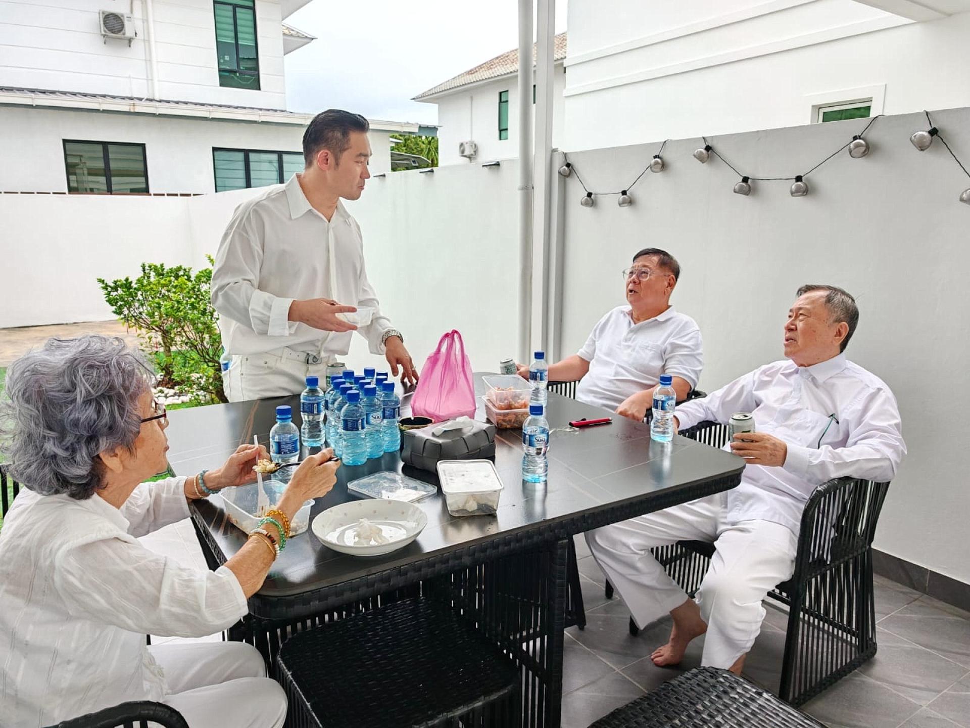汶莱拜天公宣传团团长拿督斯里林长镇 （右）与团员在活动上进行交流。
