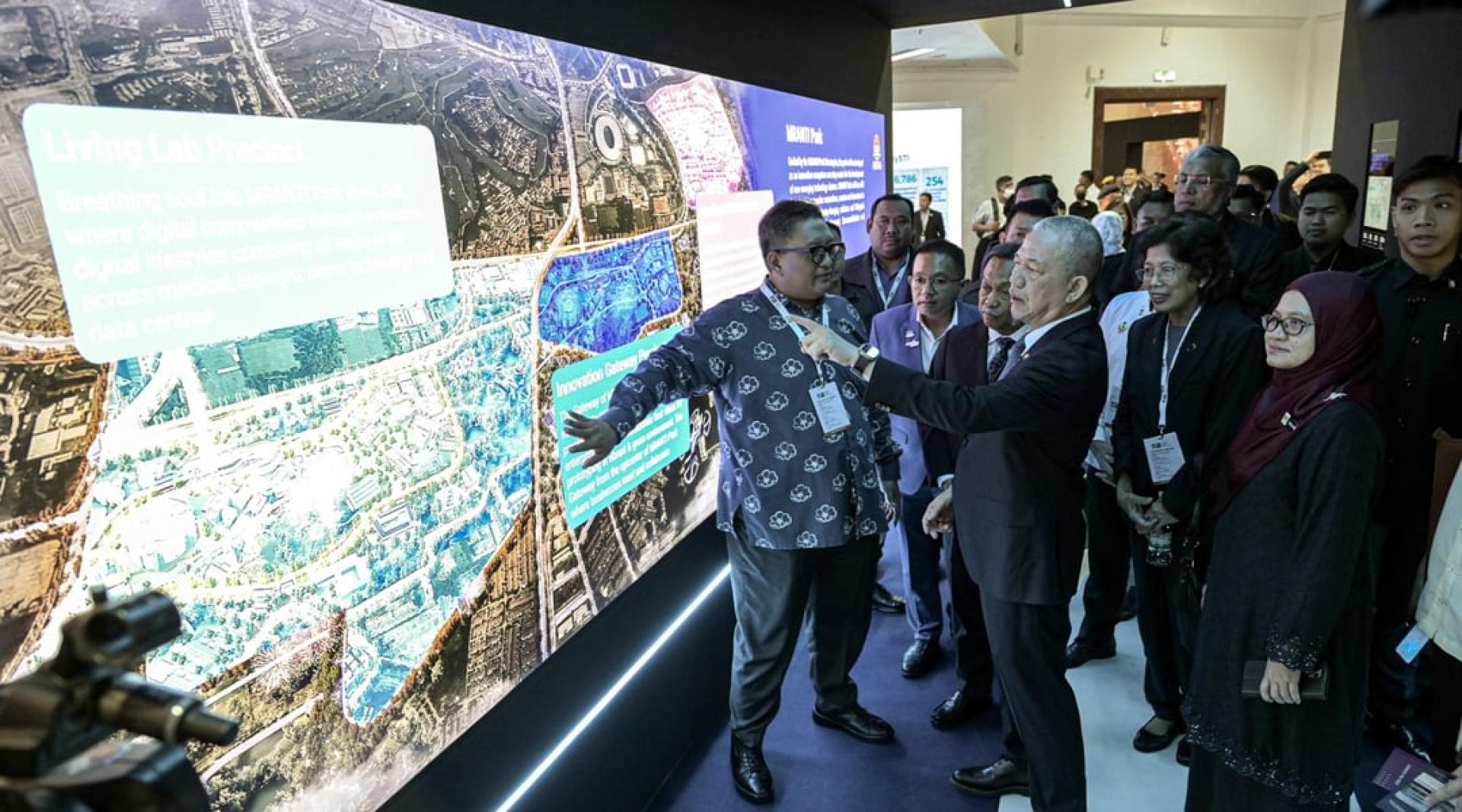 法迪拉主持2025年全国创新及商业化博览会开幕后，走访各个展览摊位。