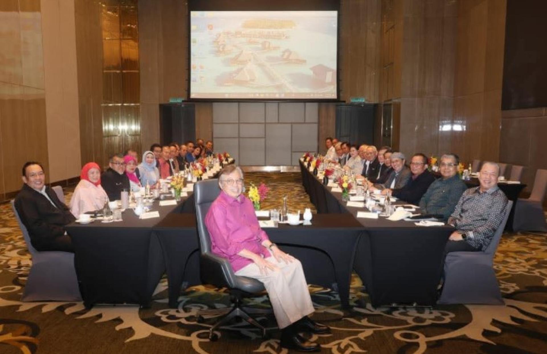 阿邦佐哈里昨晚在吉隆坡与砂政党联盟所有国会议员及上议员会晤时的情景。