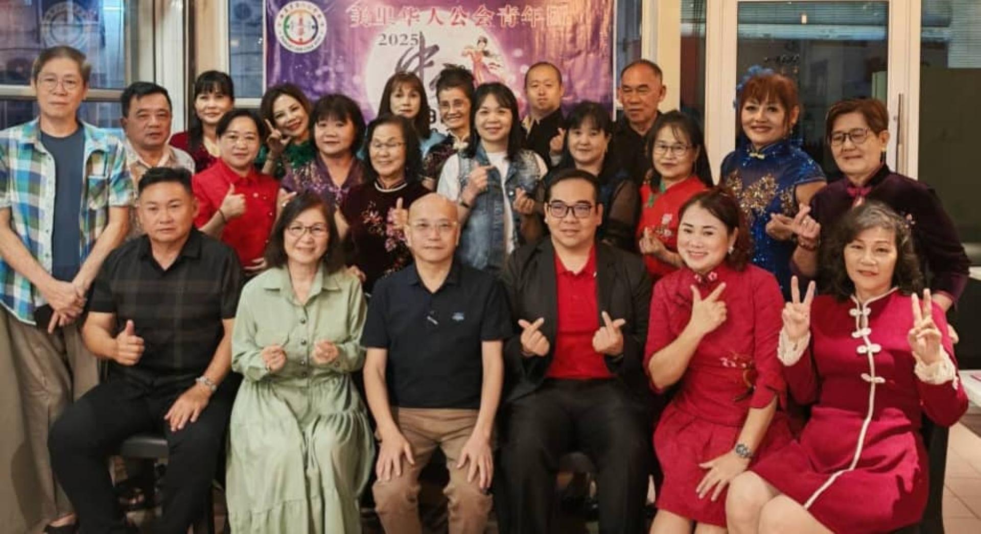 中秋金曲女子组参赛歌手与美华会长张昌盛（左3）理事与青年团合影。