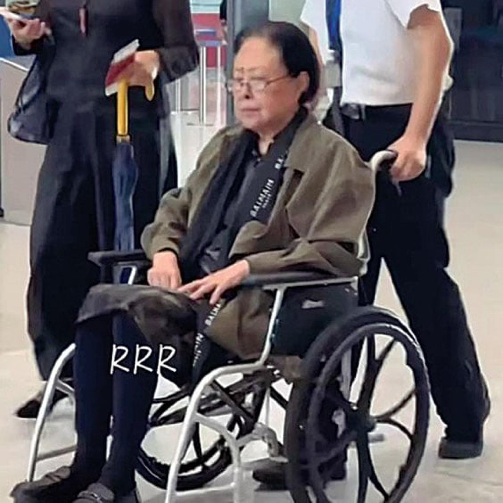 斯琴高娃日前被拍到现身机场。
