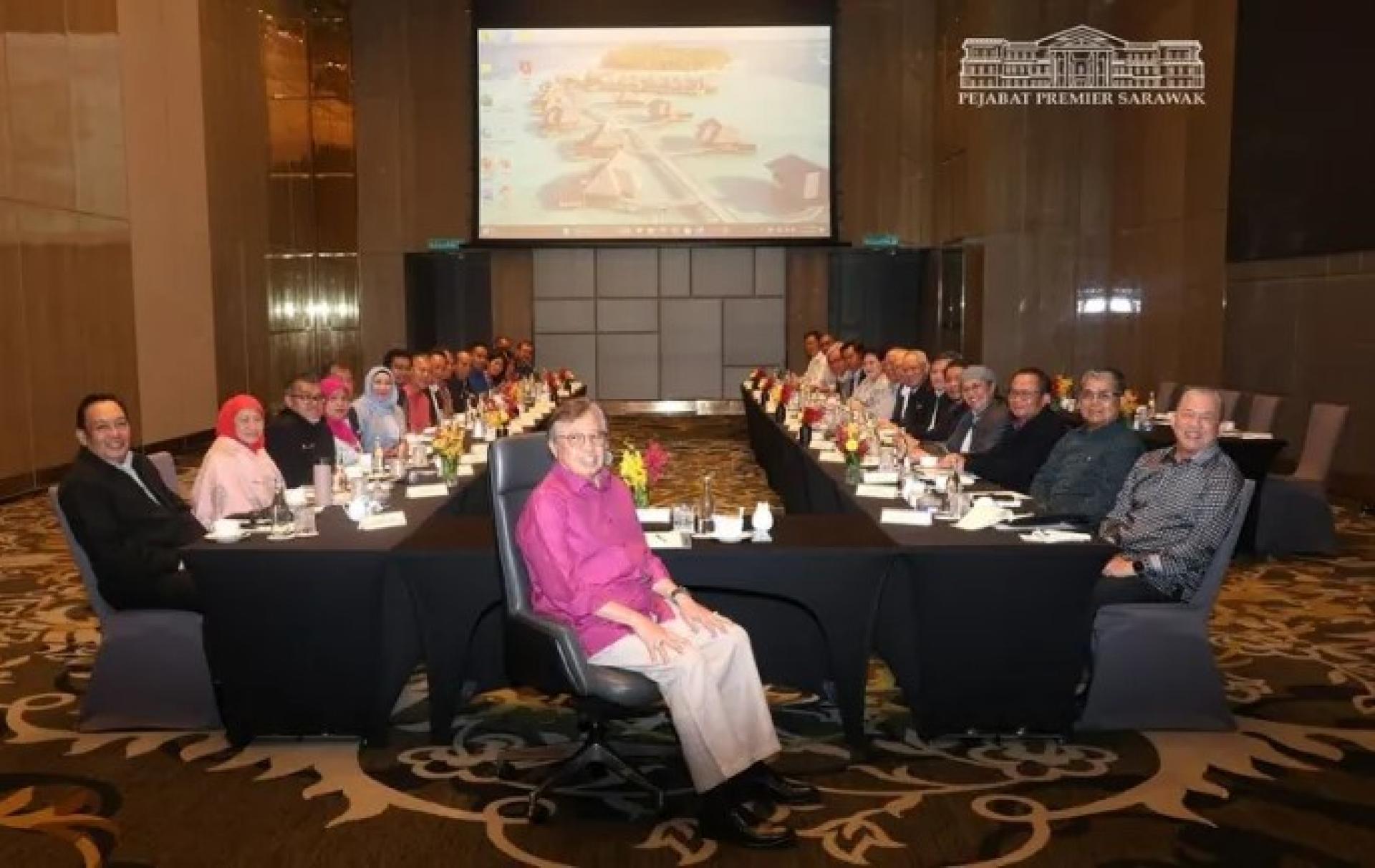 阿邦佐哈里于2025年10月6日，在吉隆坡与砂盟联邦代表会面时的情景。