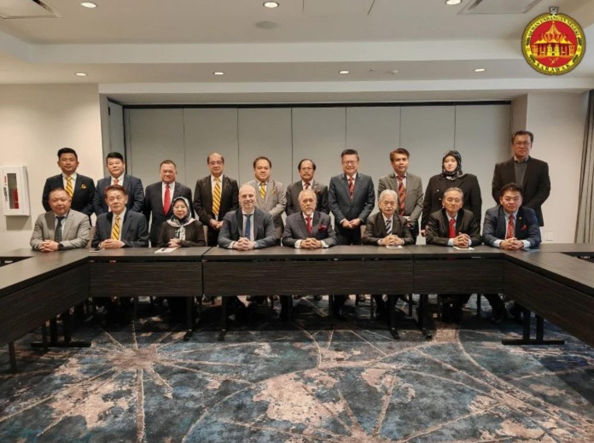 砂拉越州议会代表团与美国纽约Park Strategies公司高级副总裁Sean King合影留念。