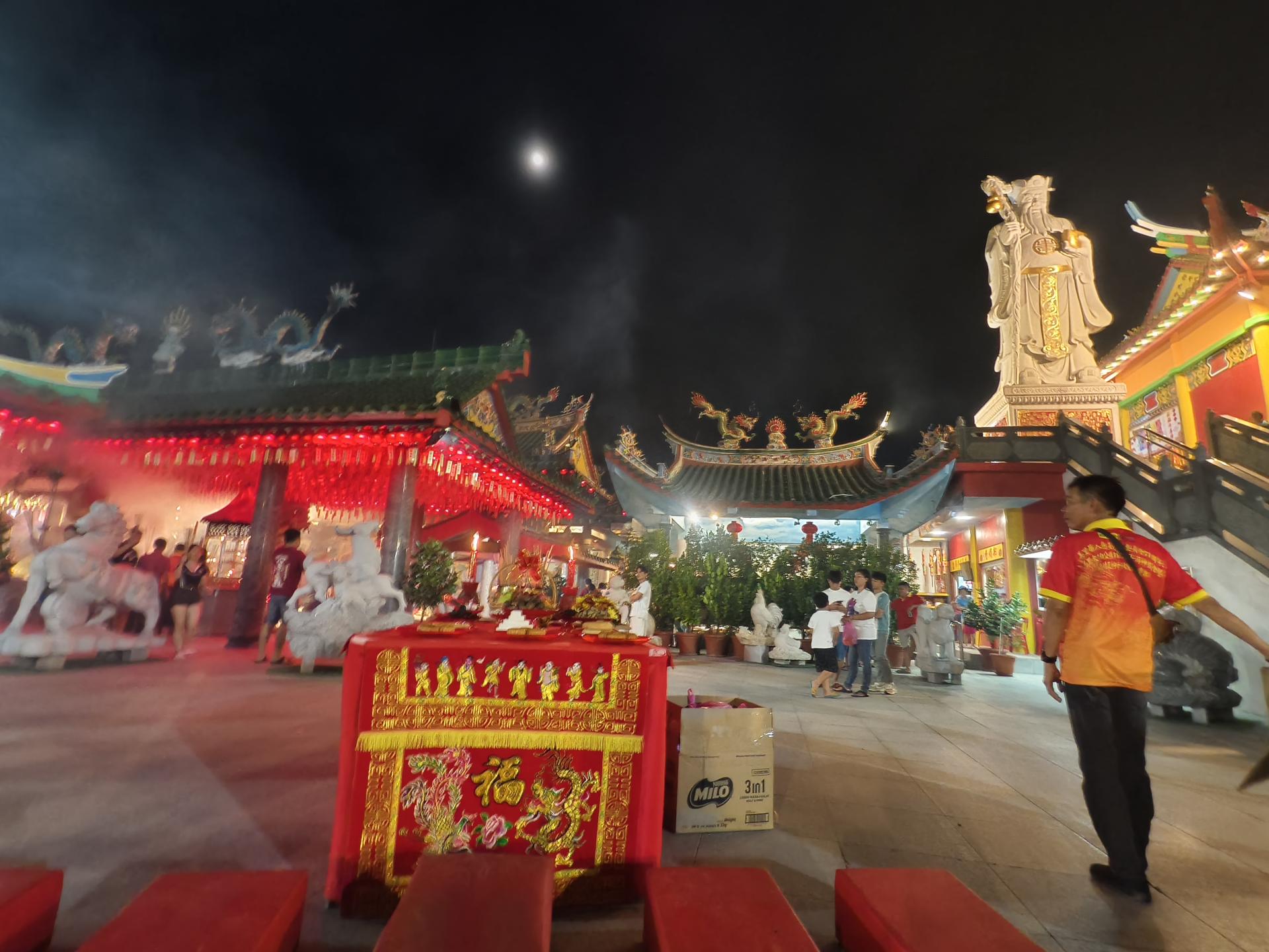 中秋拜月。