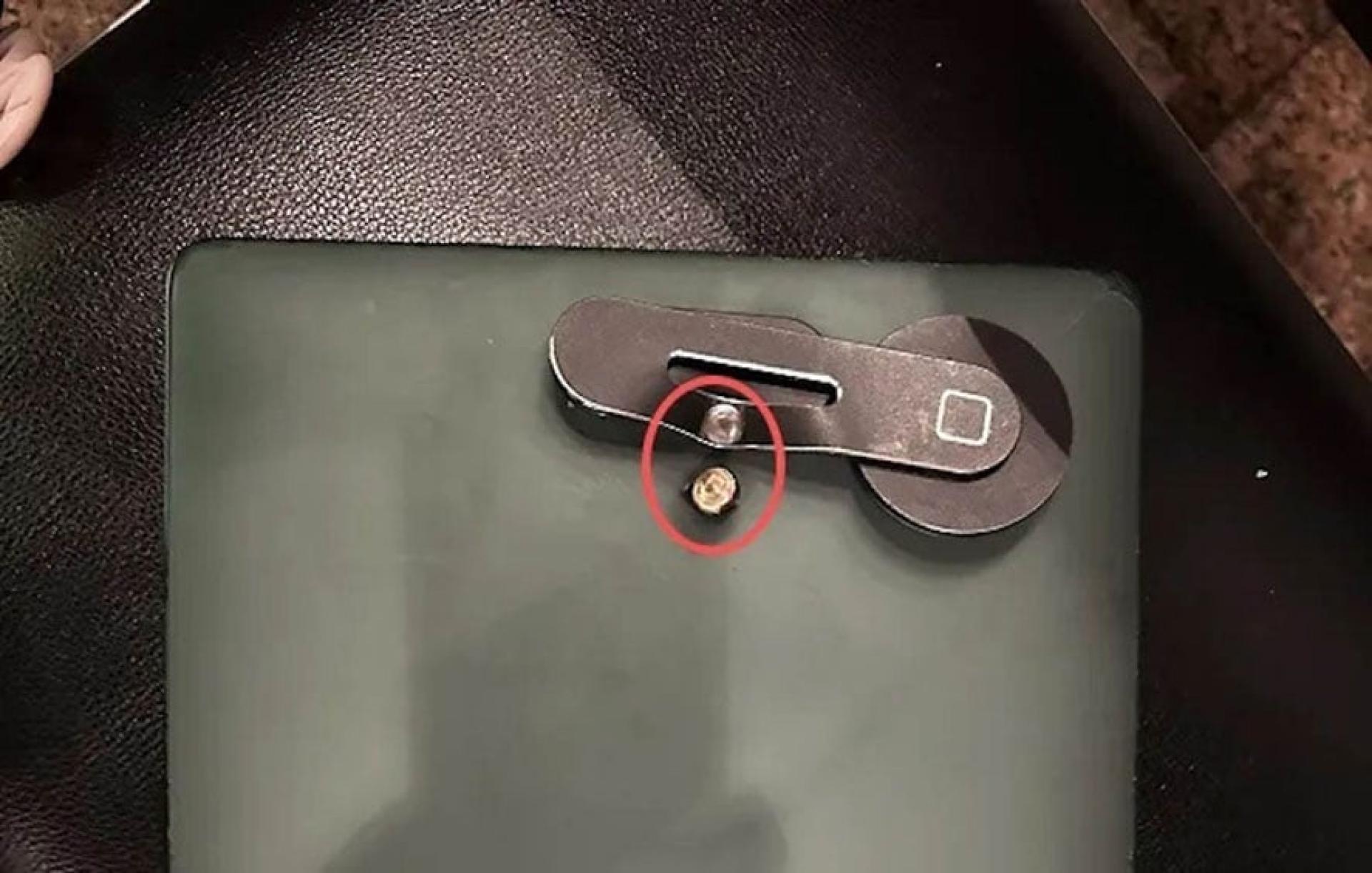 刘先生背包内的笔电挡下了子弹。