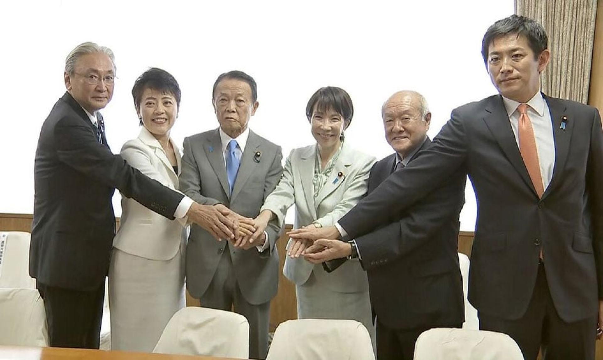 从左起，古屋圭司、有村治子、麻生太郎、高市早苗、铃木俊一和小林鹰之。