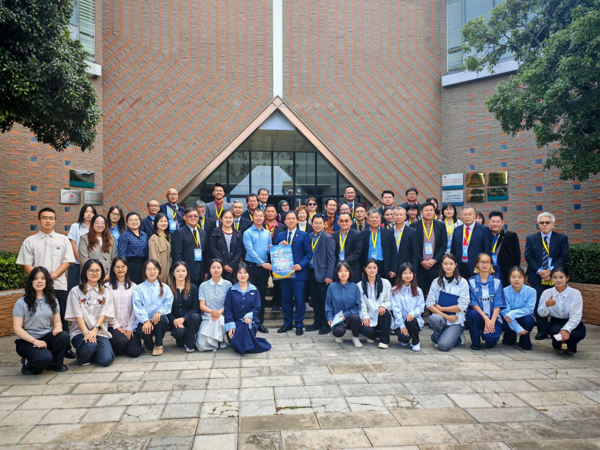 婆罗洲文化嘉年华美里代表团与云南民族大学座谈交流，并参观云南民族博物 馆。十多名主修马来语的中国学生在博物馆导览过程中 带领并讲解各族文化。＂