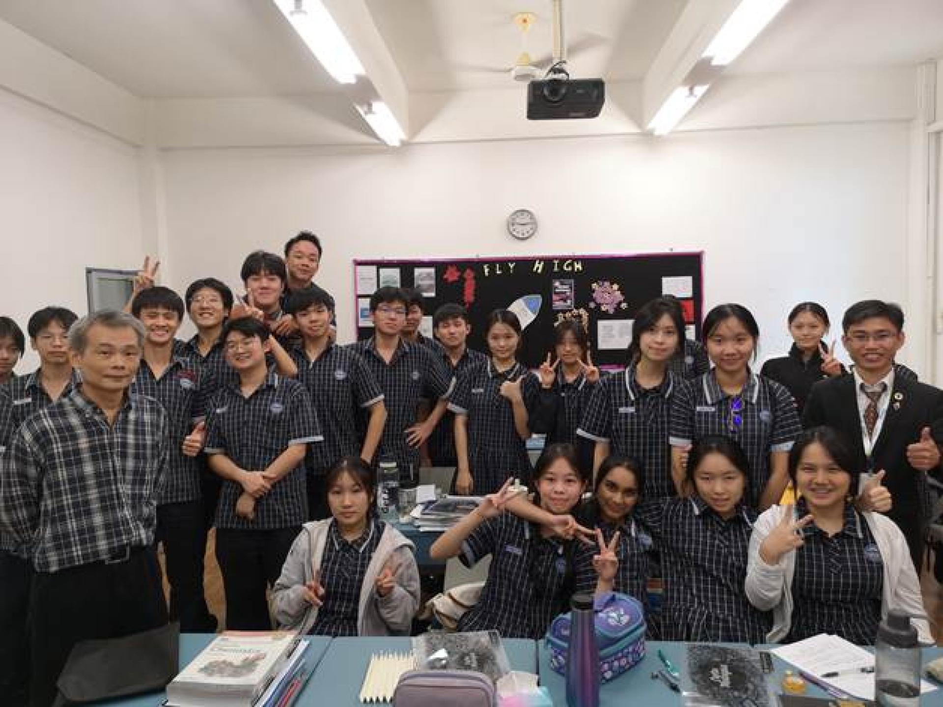 杨博士（右）与活兰国际学校师生合影。