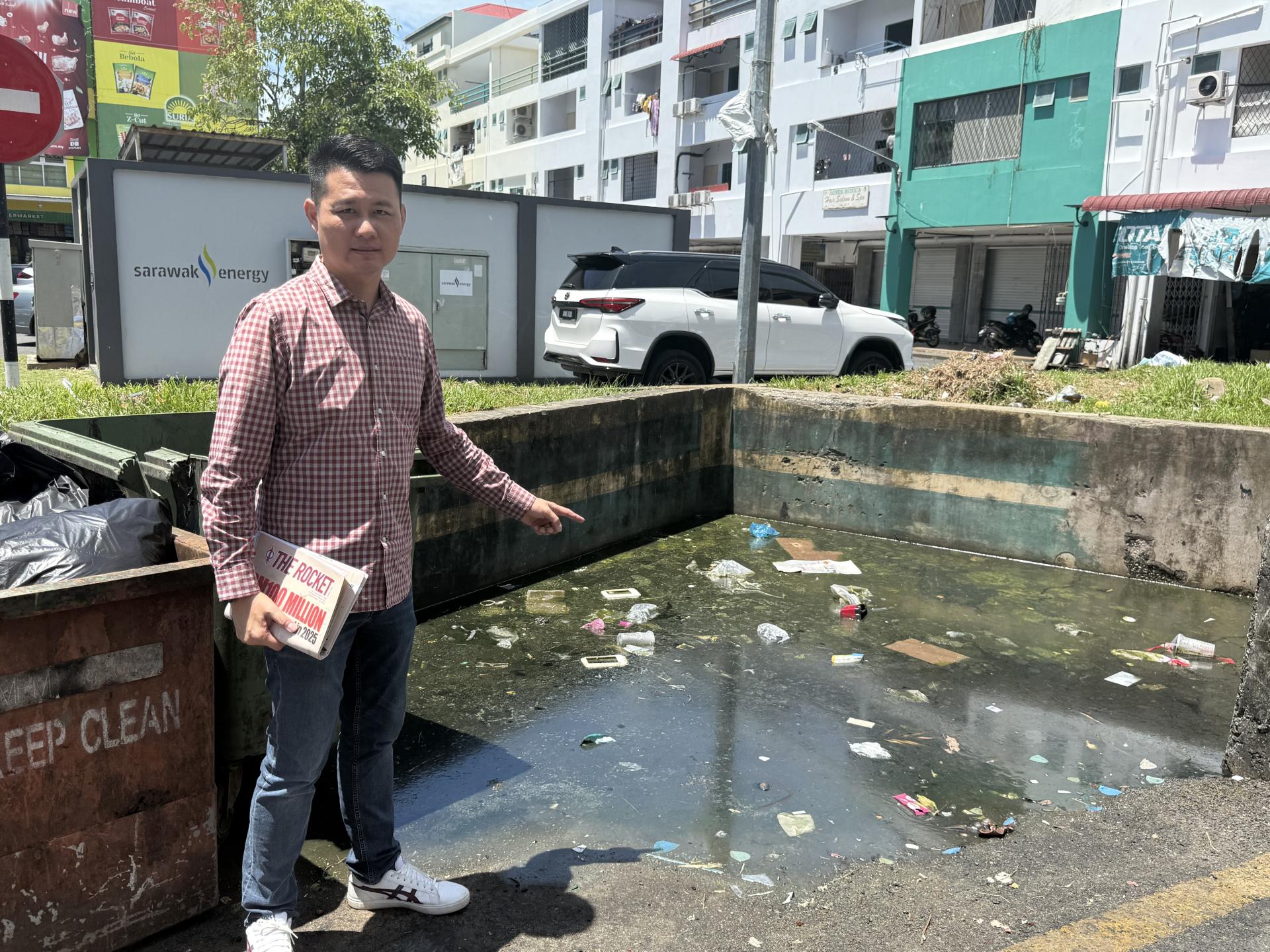 砂行动党秘书林思健昨早接获商家投诉后，前往勘查垃圾场的污水堆积成池情况，兵协助反映。