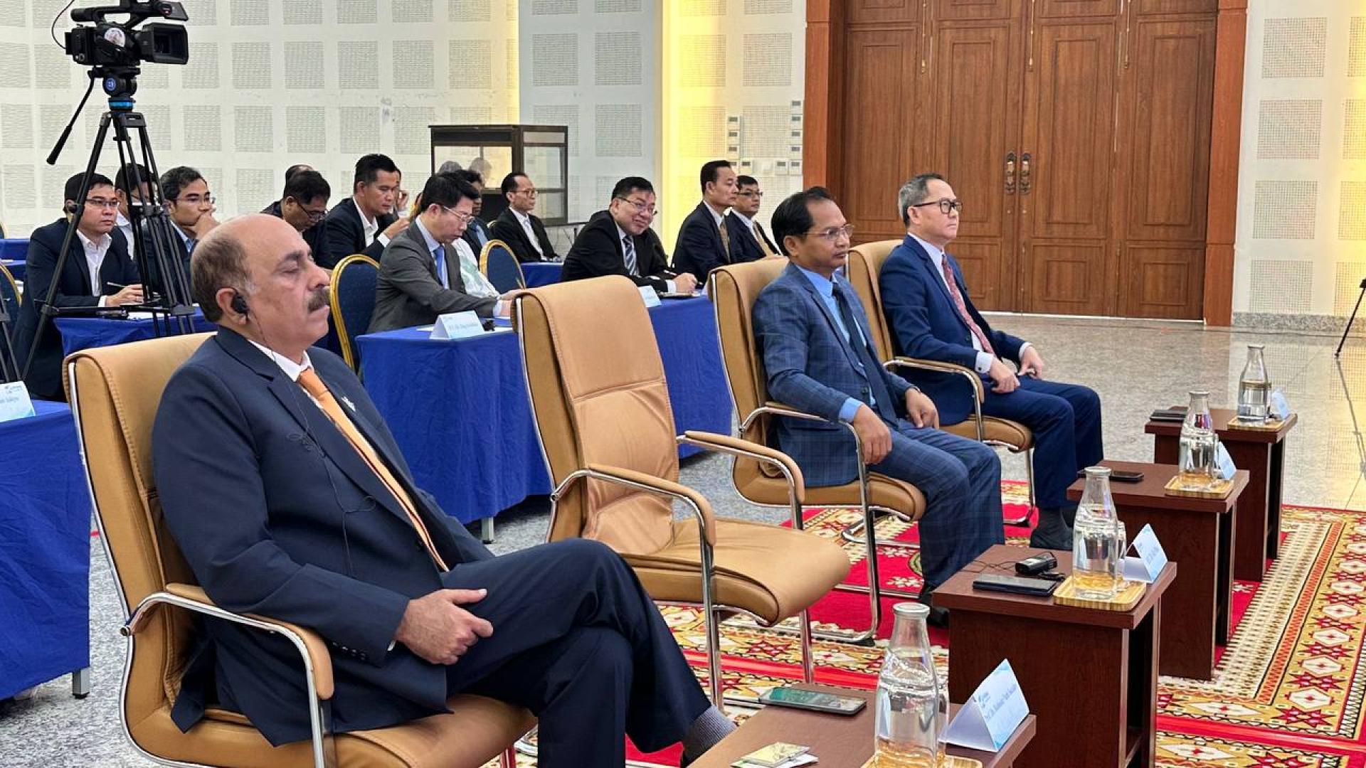 来自柬埔寨、德国、印度、菲律宾及韩国的顶尖专家、政策制定者与研究人员，齐聚柬埔寨皇家科学院，出席第四届金边论坛，围绕“多边主义与单边主义：战略自主与东盟的政治选择”展开深入探讨。