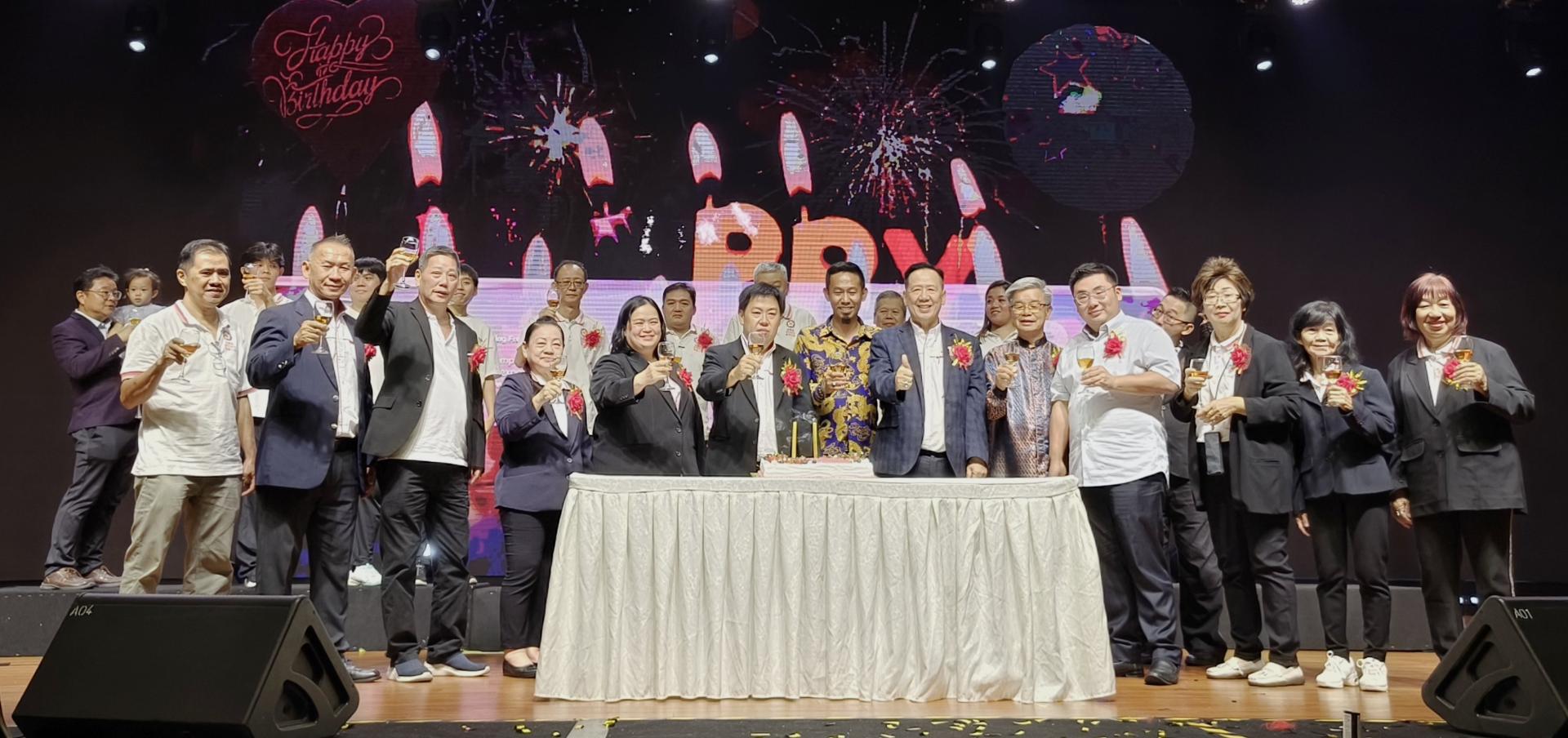 众理事与嘉宾向出席乡亲们进行敬酒仪式。前排左一起为薛贵华、叶志行、李志强、廖秀琴、张菲倩、刘纬湘、拿督ZUL、邓海强、黄天才、李文彬、朱巧梅、梁玉娣及周秀珍。