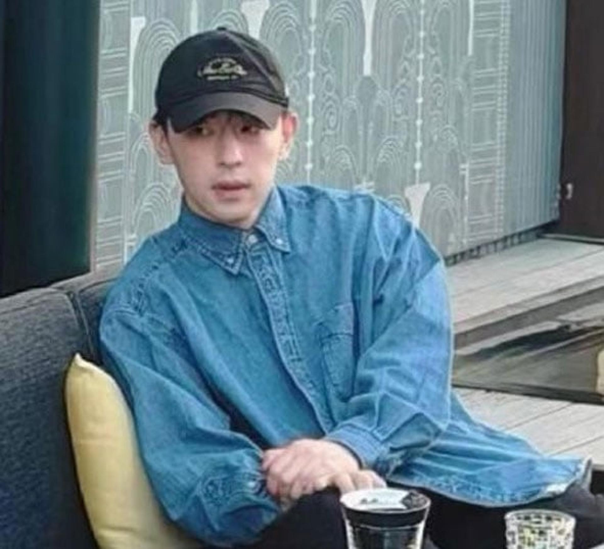 低调现身咖啡厅的邓伦，身穿蓝衬衫气质温润。