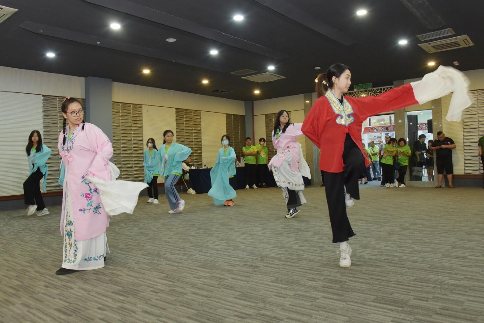 潮剧营档案图:古晋潮州公会于去年举办的首届“青少年魅力潮剧文化学习营”的情况。