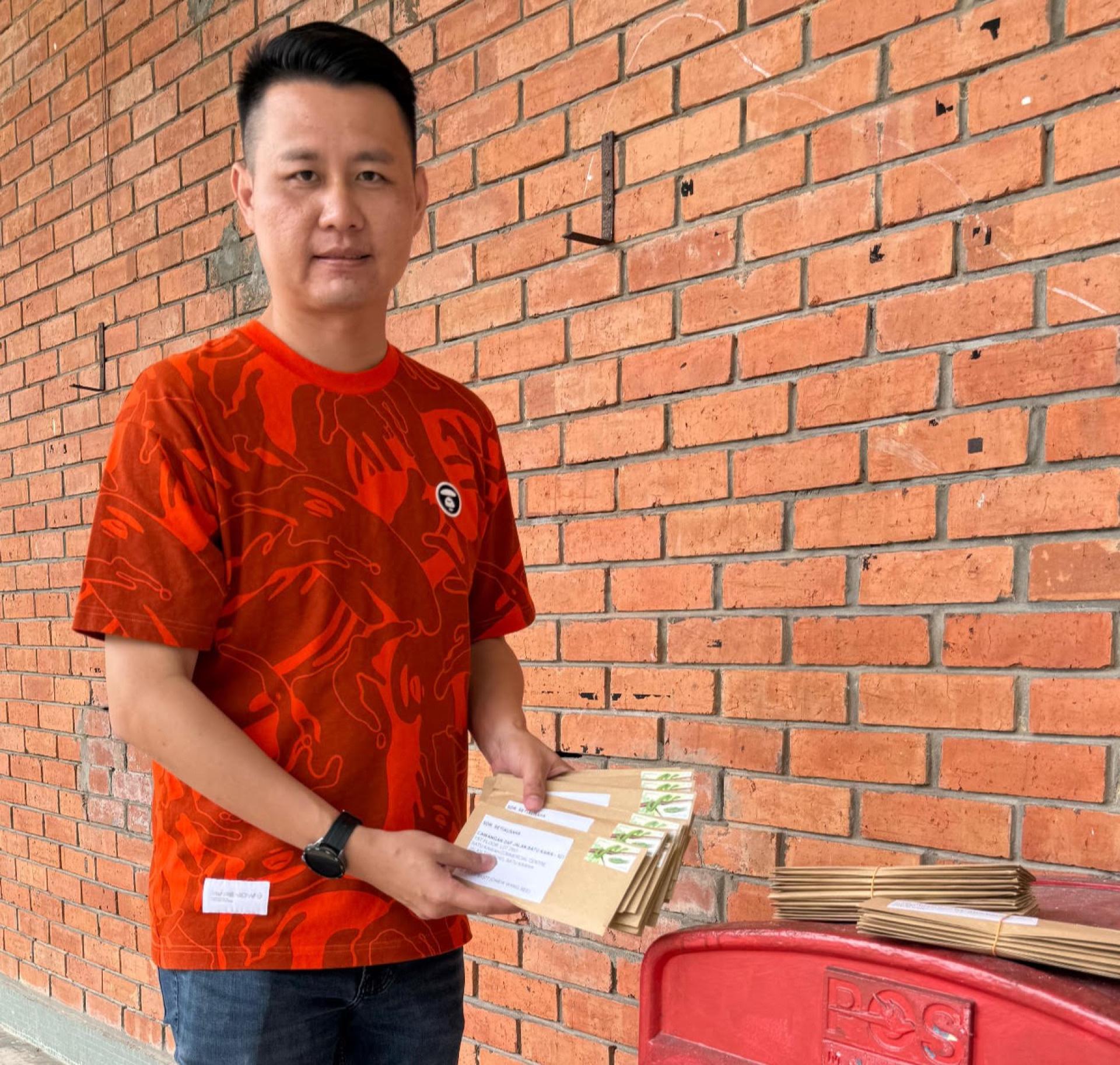 砂民主行动党秘书林思健律师手持大会通知书时摄，并已经依据党章寄发出去。