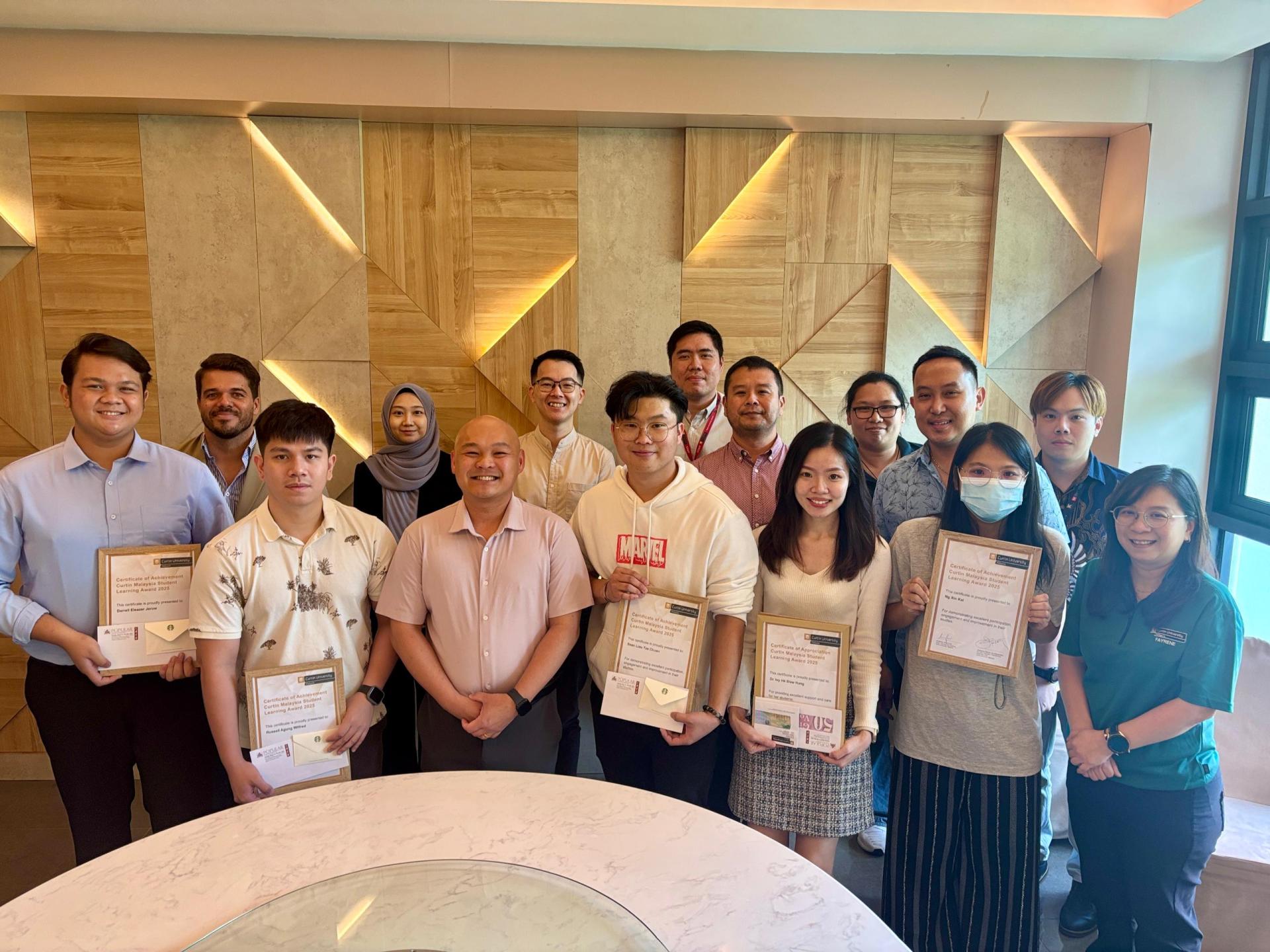 李建正教授（前排左三）与邓富义教授（第二排左四）携讲师及得奖学生合影。