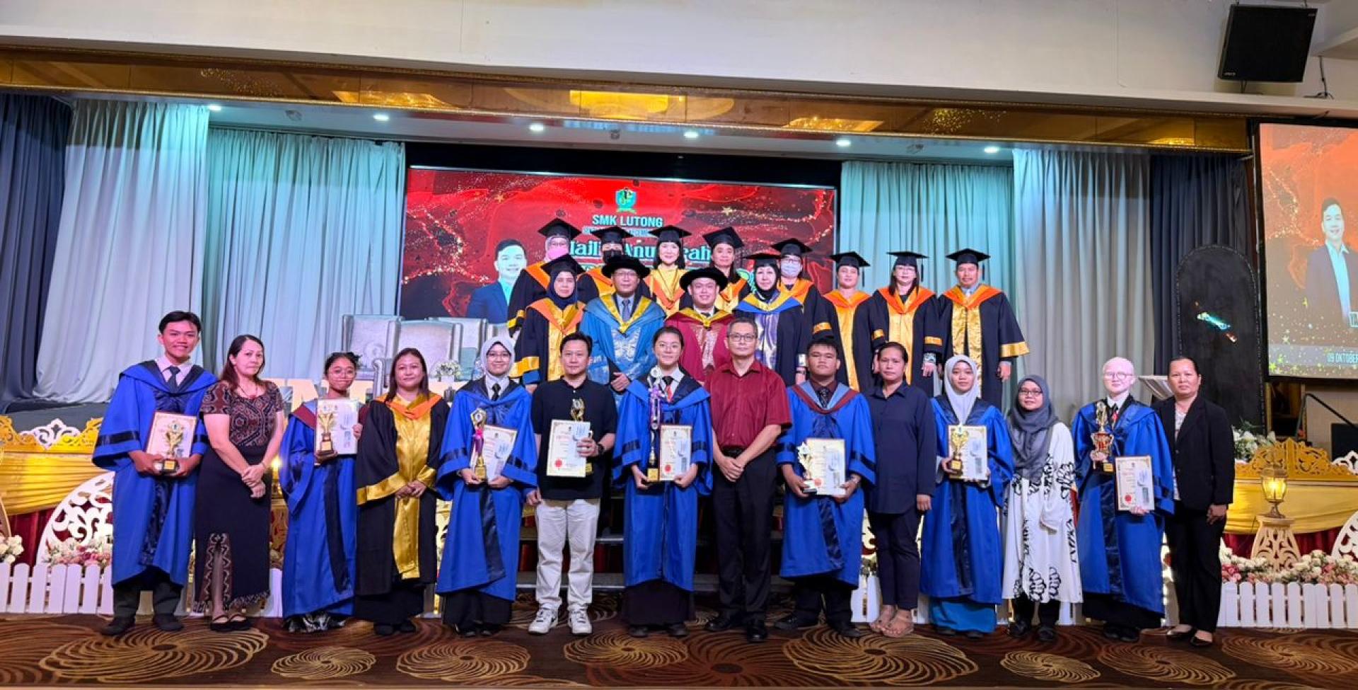 出席嘉宾、老师与各获奖学生合影于颁奖仪式后。