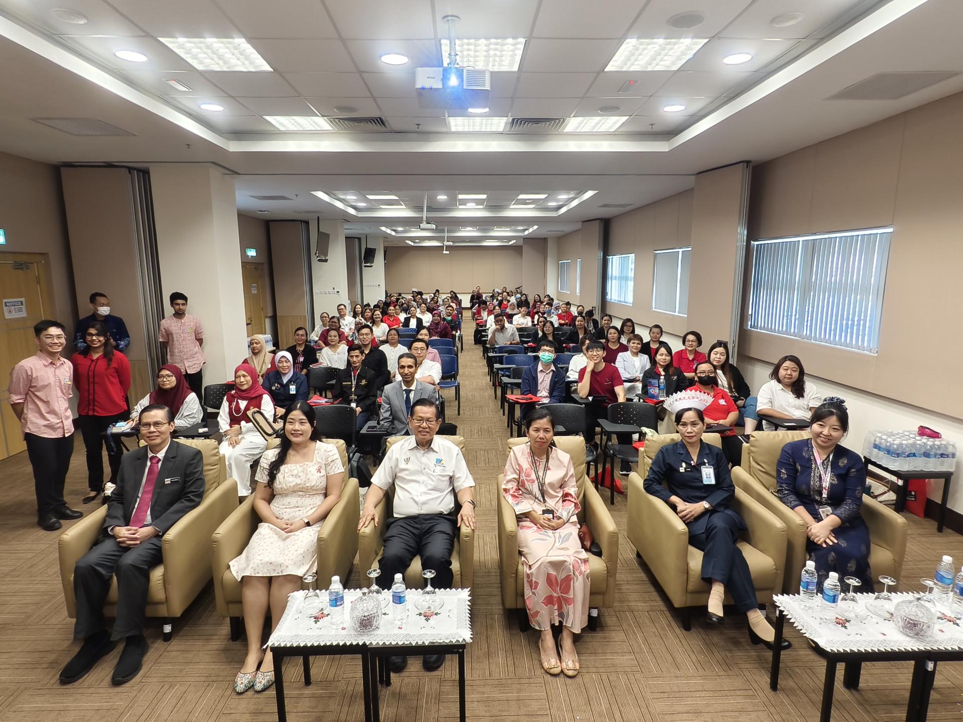 与会嘉宾及医护人员合影留念，携手推动北砂区HIV防治工作。前排左起为马利斯医生、美里医院传染病及内科顾问医生谢若冰、砂交通部长拿督斯里李景胜、美里医院副院长（管理）丽达伊丽沙梅灵、美里医院护士长罗丝，以及马来西亚医药协会美里分会主席李惜汝医生。