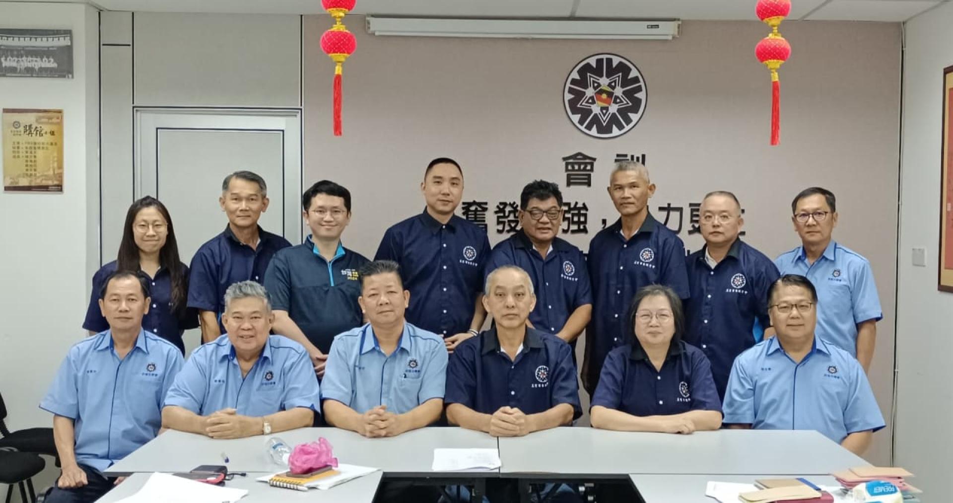 砂拉越留台同学会总会暨美里省留台同学会将于11月15日傍晚6时30分，在帝宫大酒店五楼举办创会61周年暨文华之夜双庆典晚宴，诚邀留台人共同参与。 坐者左起为砂拉越留台同学会总会财政黄汉光、署理会长黄庆龙、总会长兼大会会长萧特财、筹备会主席林国台、秘书黄云晶、美里留台同学会顾问杨忠宪。