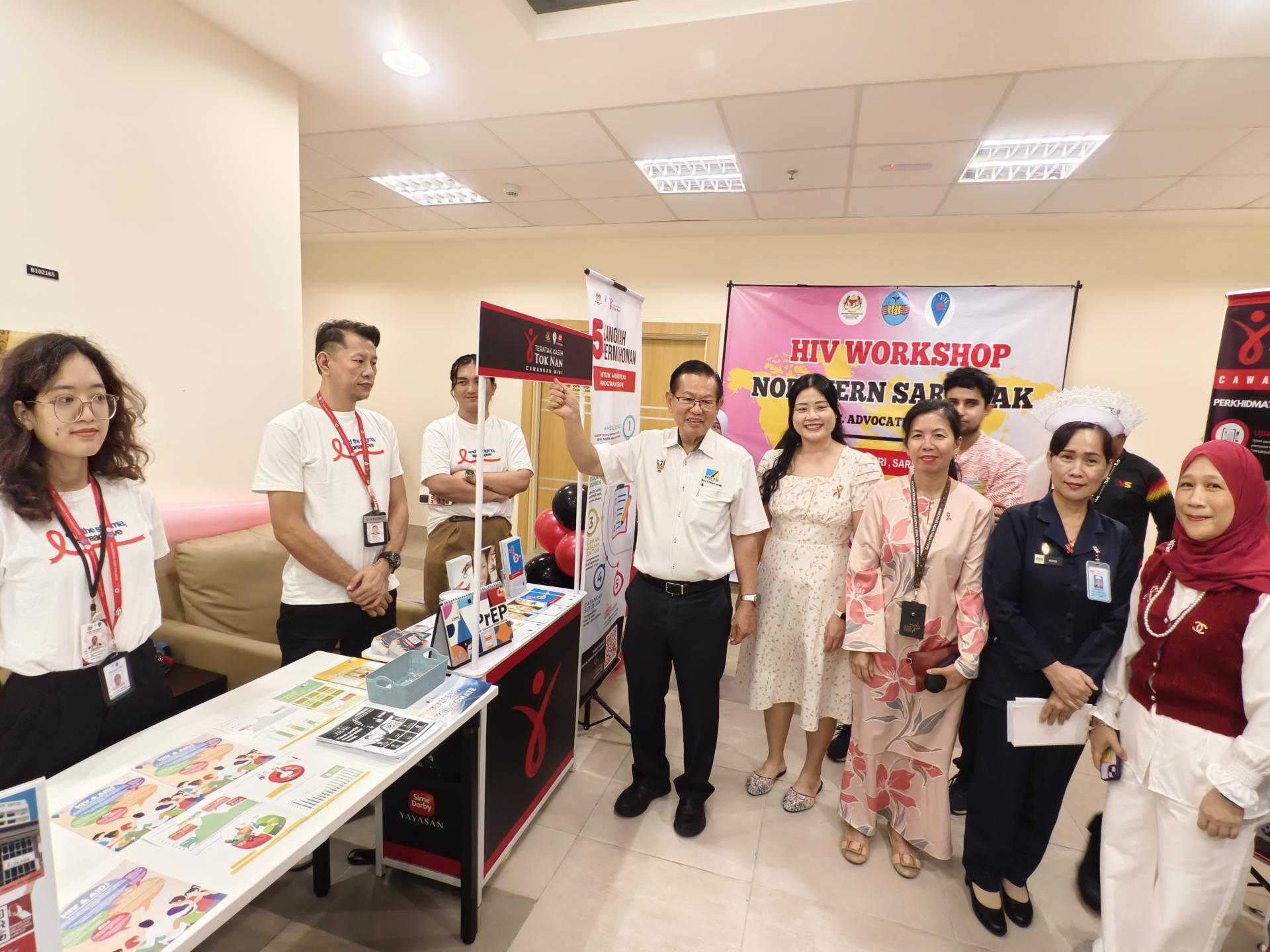 拿督斯里李景胜（中）在众人陪同下，巡视Teratak Kasih Tok Nan展位。