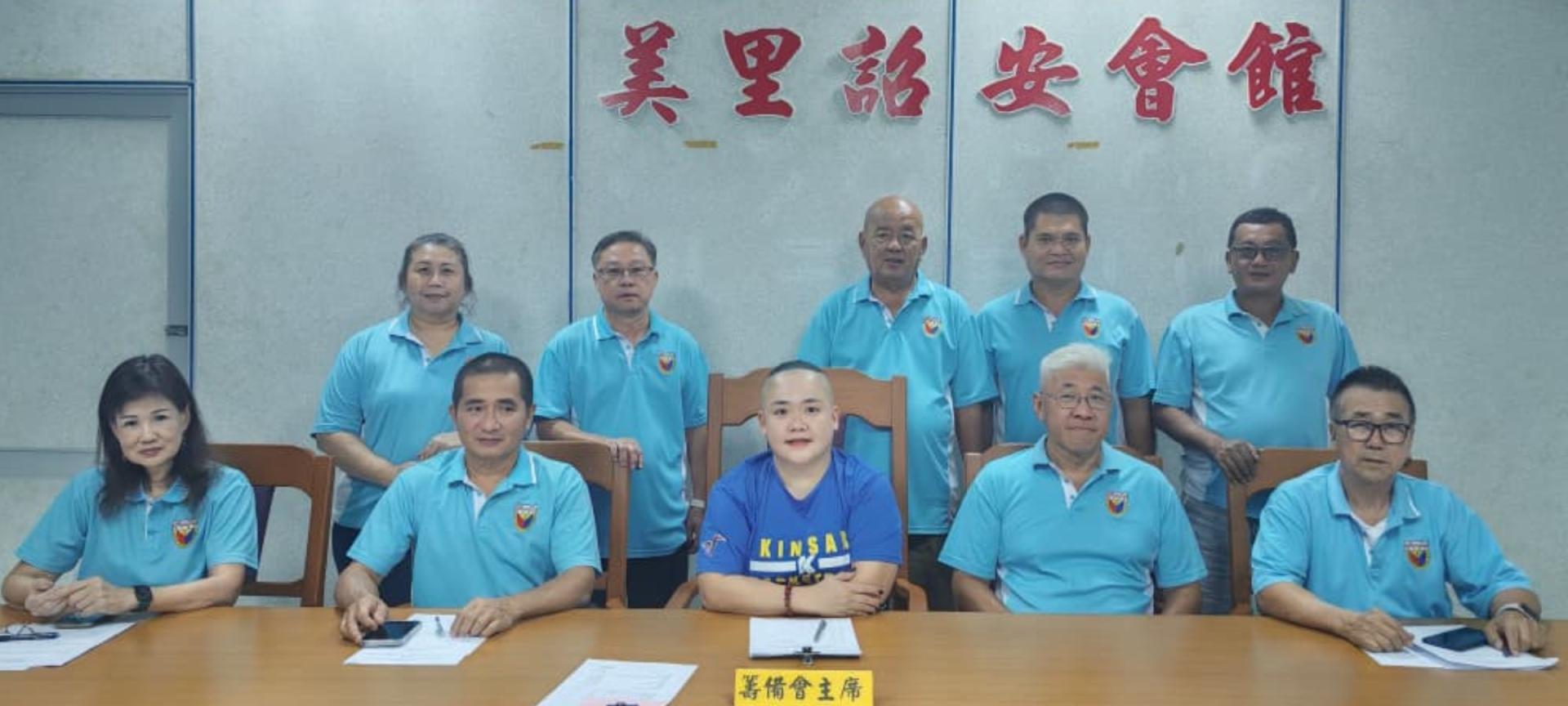 拿督斯里李景胜挑战杯《家乡情怀》福建金曲男女歌唱赛2.0筹委会成员合影。坐者左3为筹备会主席沈雅诗。